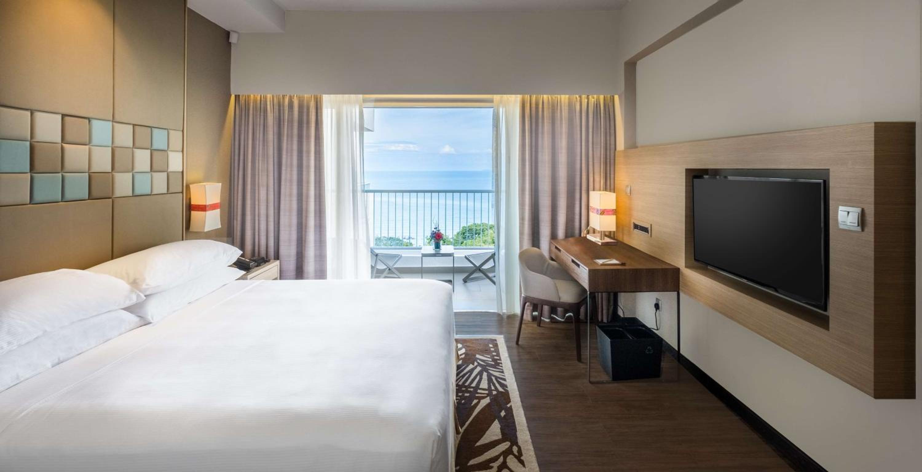 Premier King Room with Balcony and Sea View - Photo 9