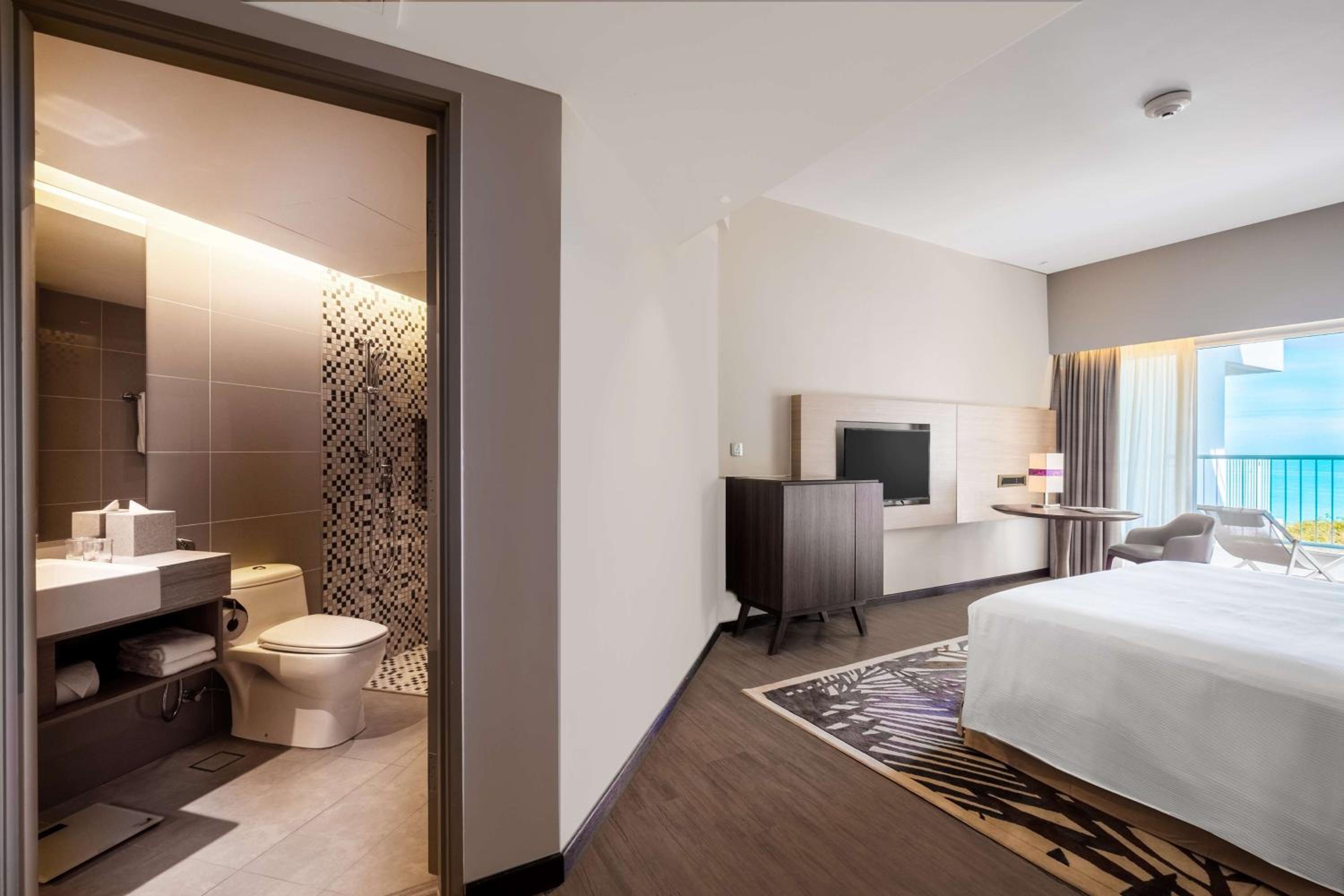 Premier King Room with Balcony and Sea View - Photo 5
