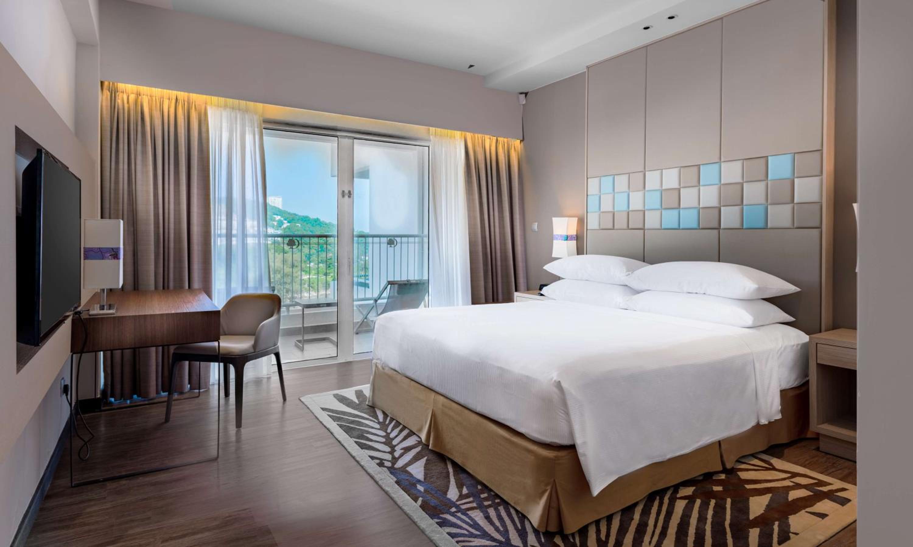 Deluxe King Room with Balcony - Photo 2