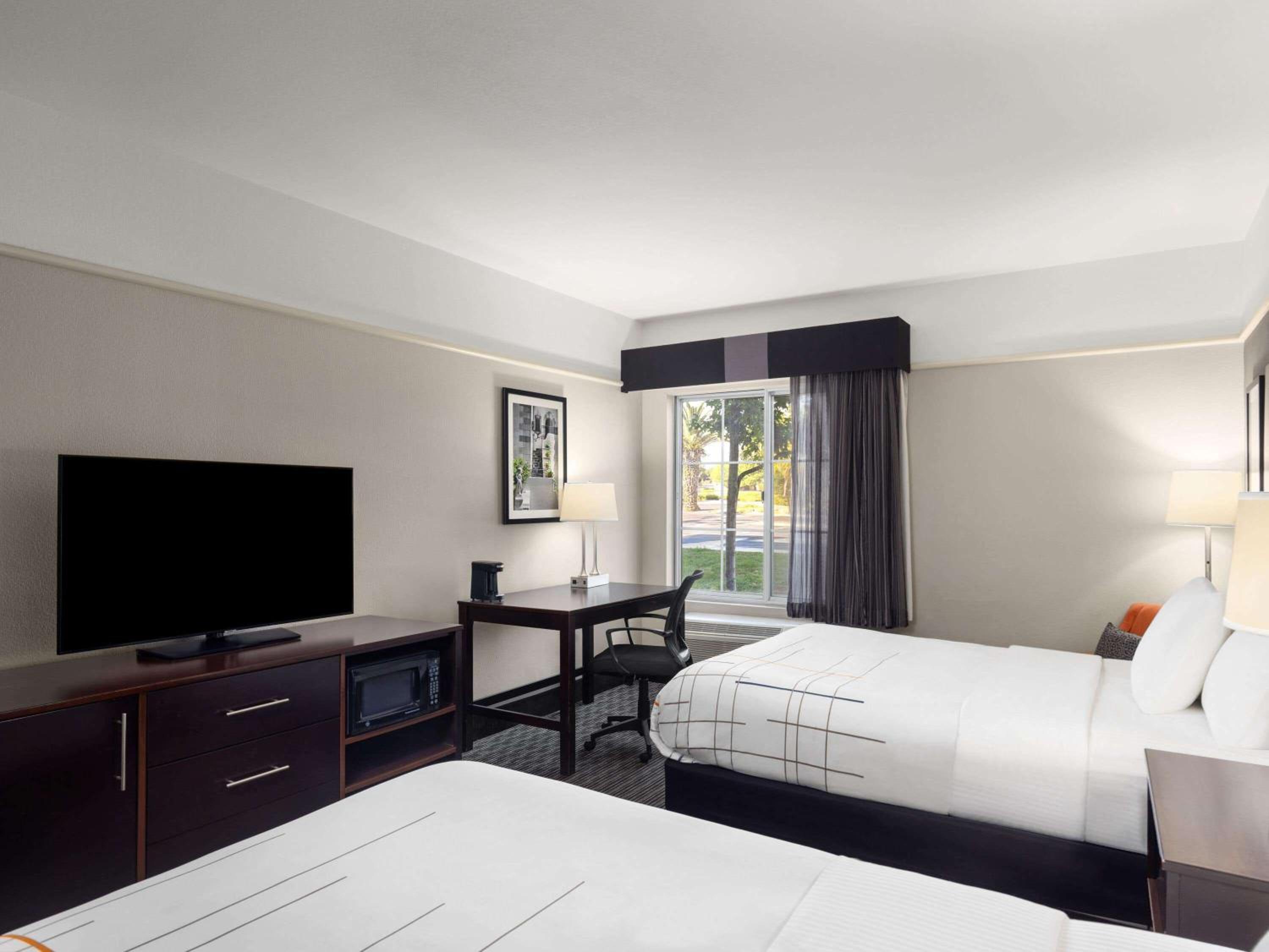Queen Room with Two Queen Beds photo 2