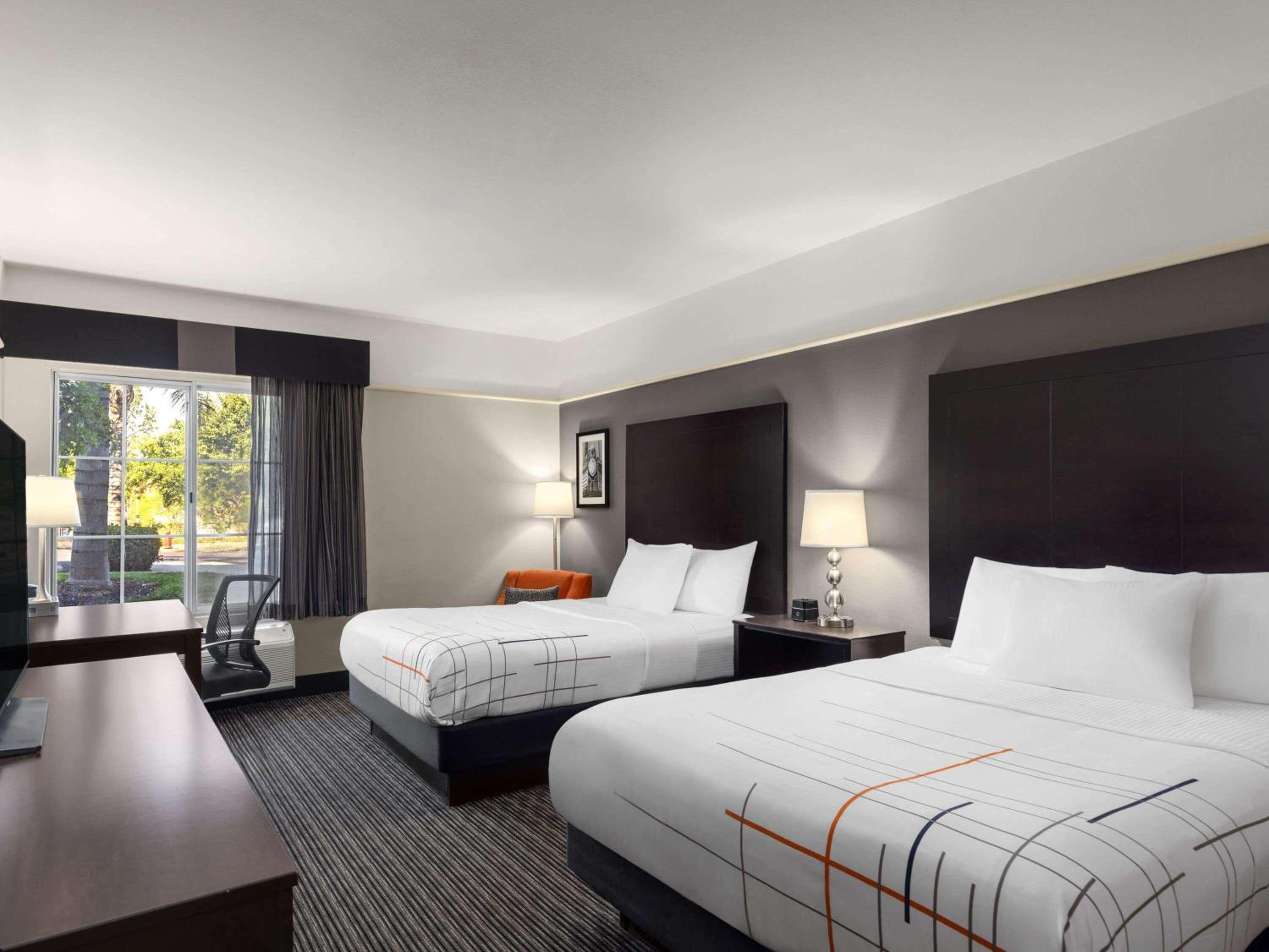 Queen Room with Two Queen Beds photo 3
