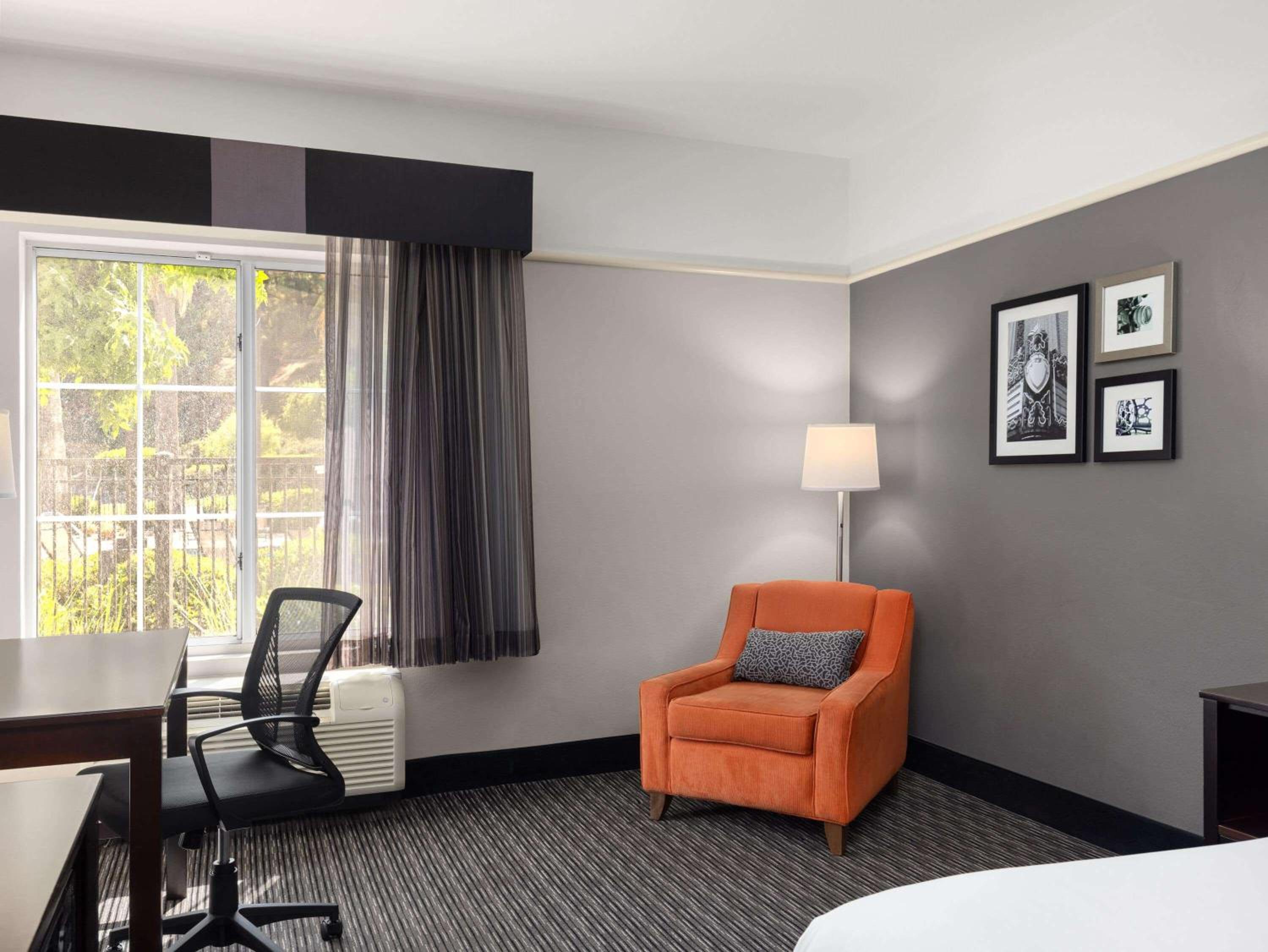 Deluxe King Room photo 3