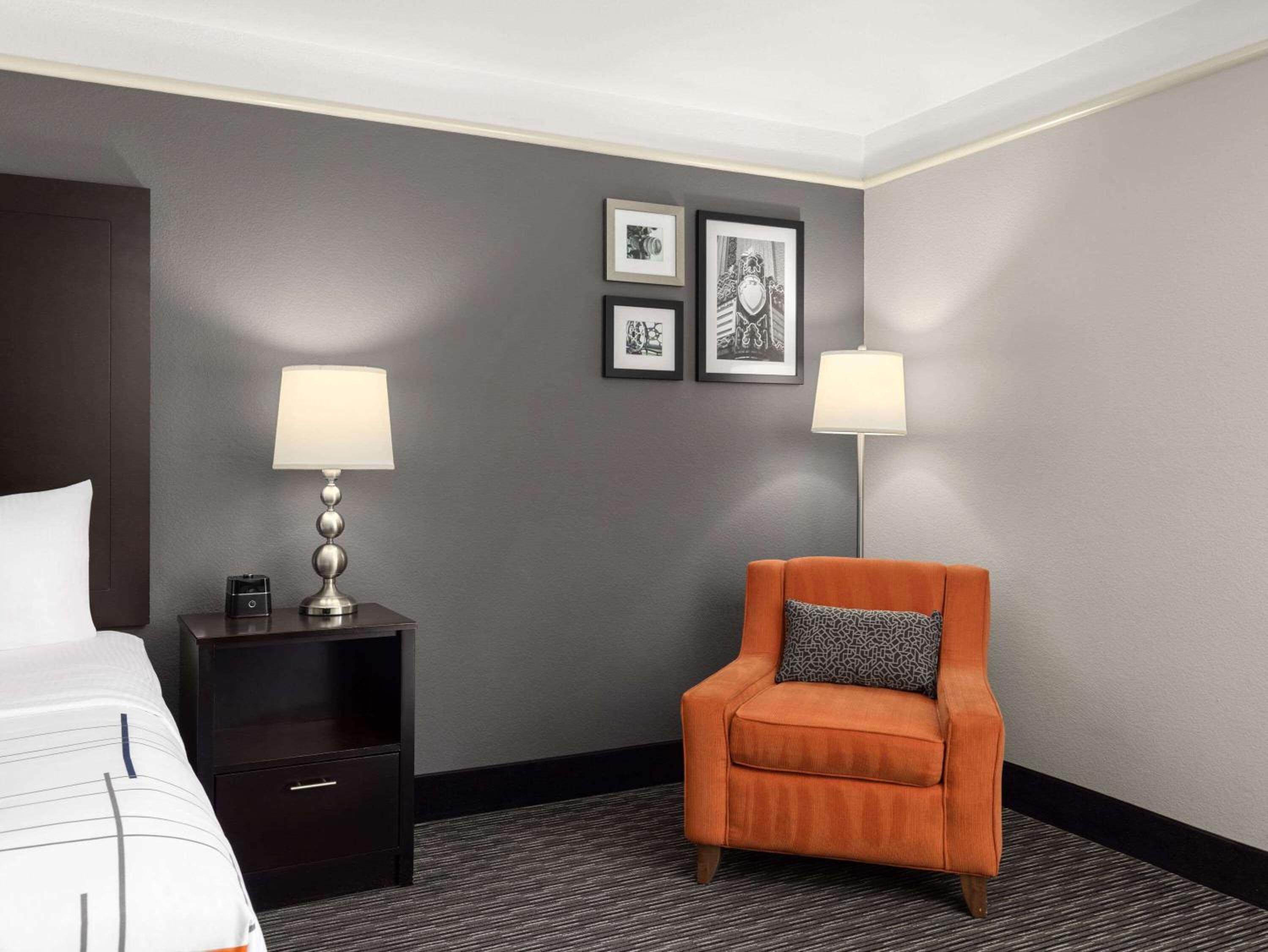 King Room with Bath Tub - Mobility/Hearing Accessible - Non-Smoking photo 2