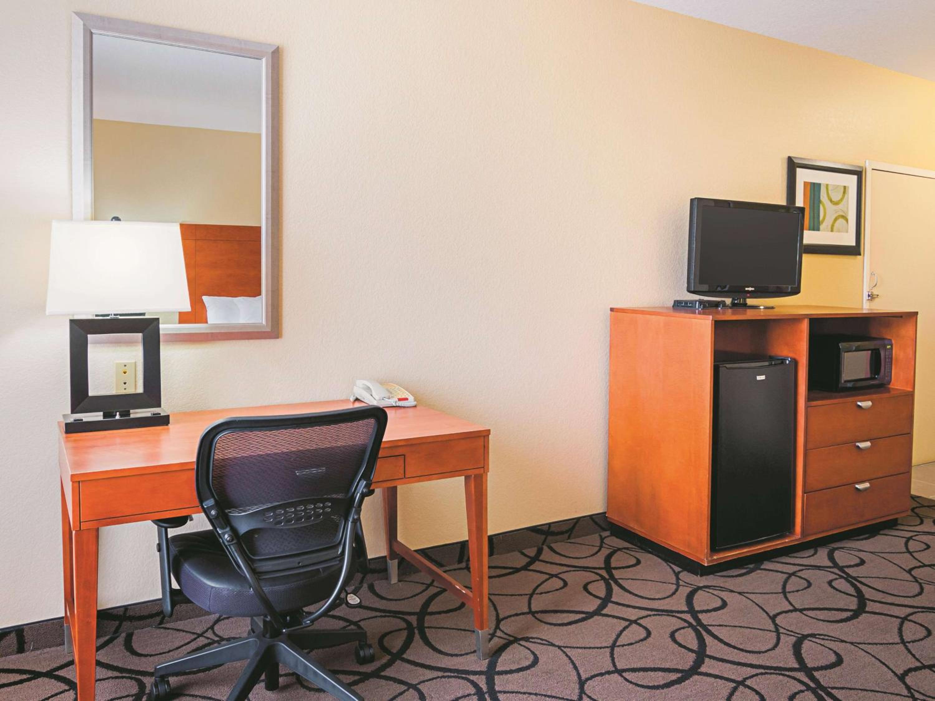 King Room with Bath Tub - Mobility/Hearing Accessible - Non-Smoking - Photo 1