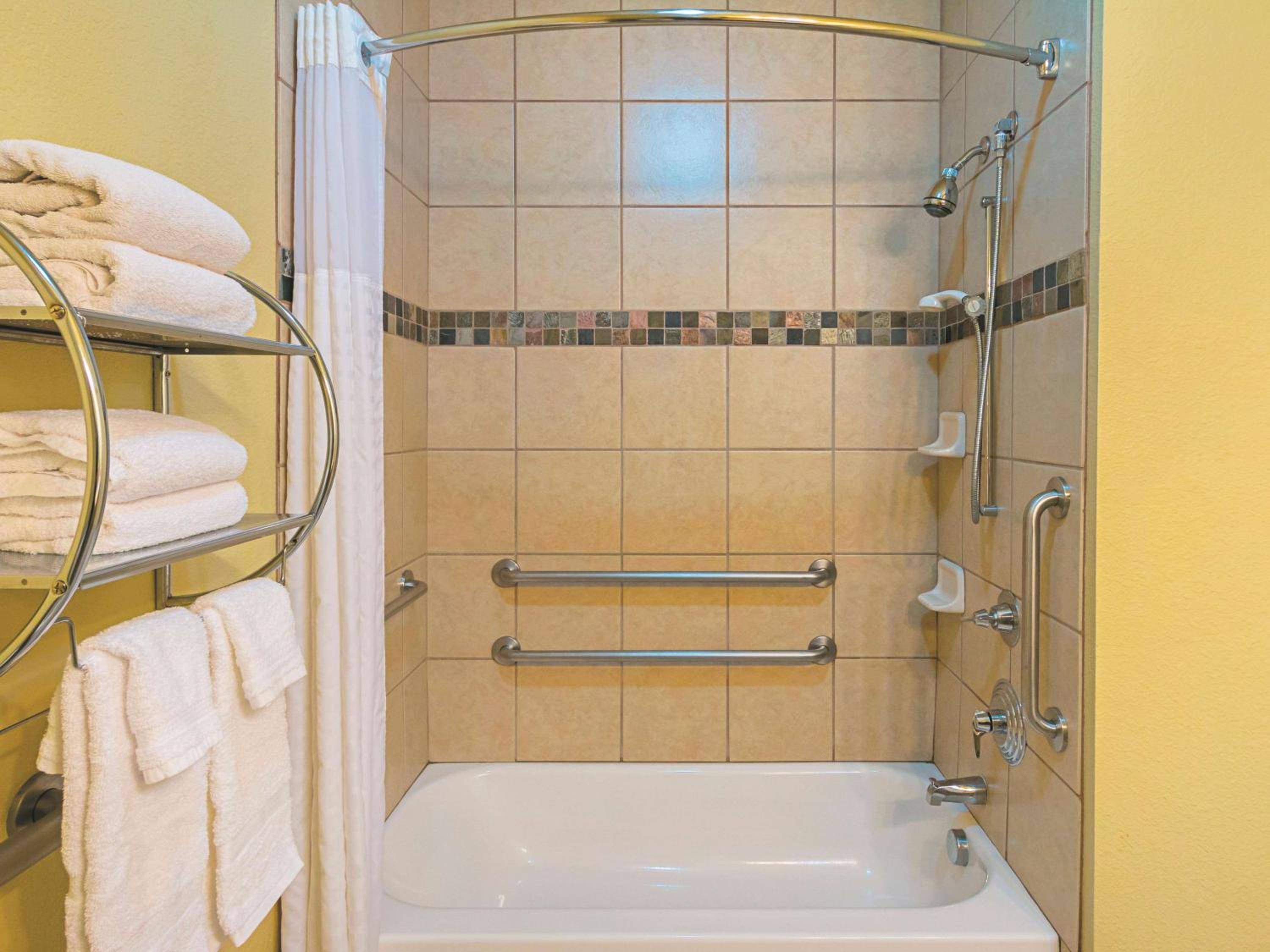 King Room with Bath Tub - Mobility/Hearing Accessible - Non-Smoking - Photo 10