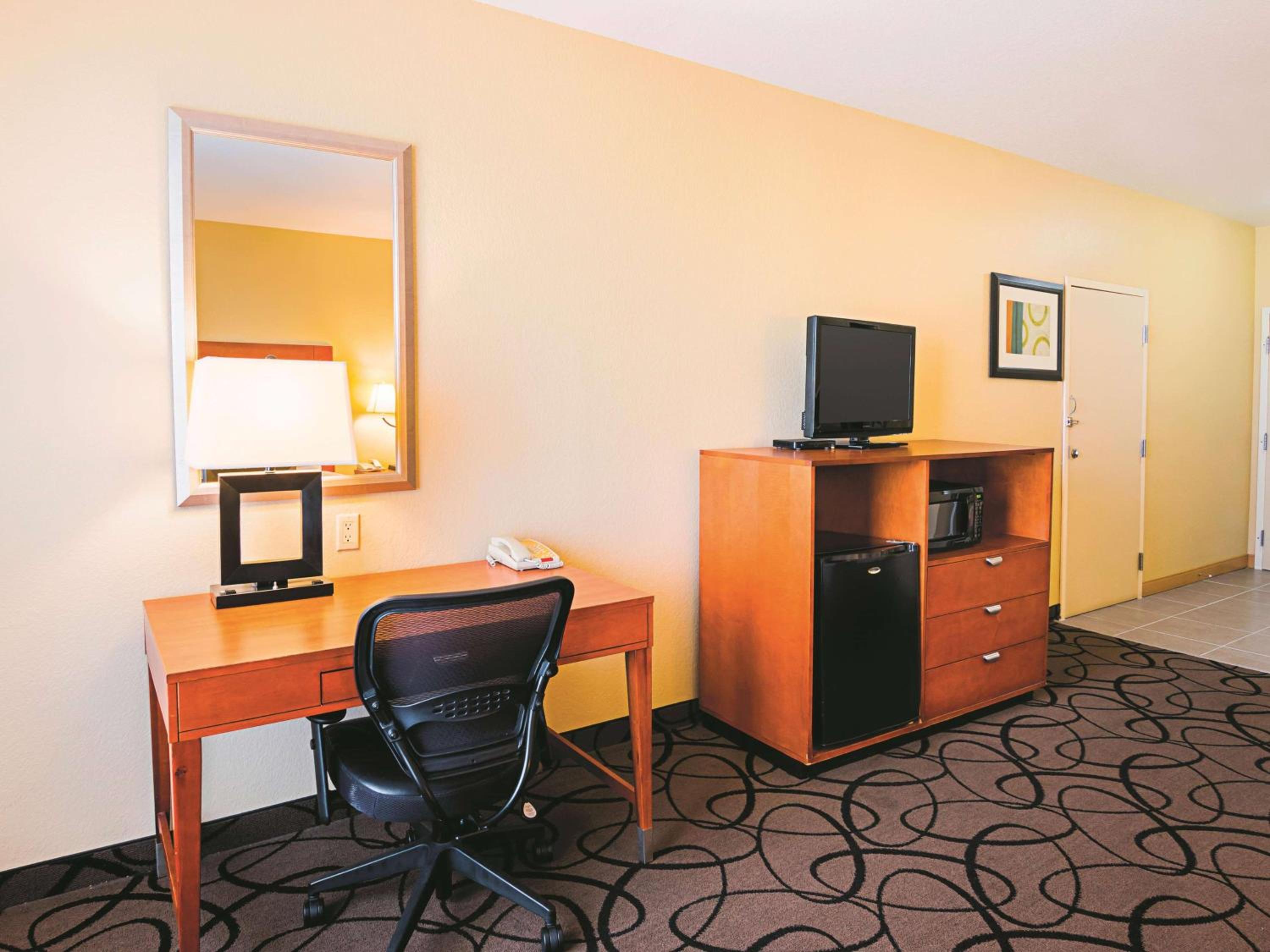 Queen Room with Two Queen Beds and Bath Tub - Mobility/Hearing Accessible - Non-Smoking - Photo 1
