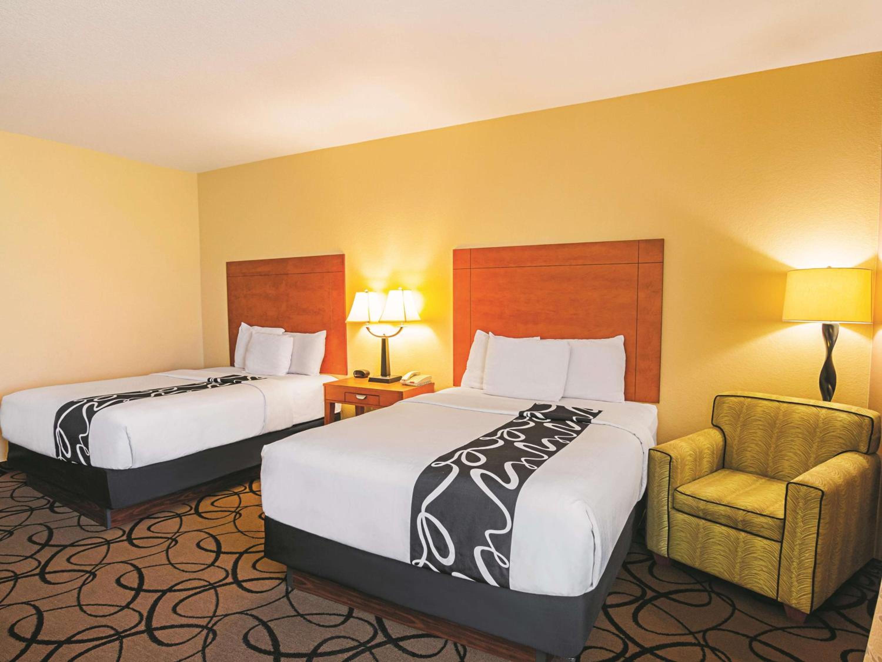 Queen Room with Two Queen Beds and Bath Tub - Mobility/Hearing Accessible - Non-Smoking - Photo 3