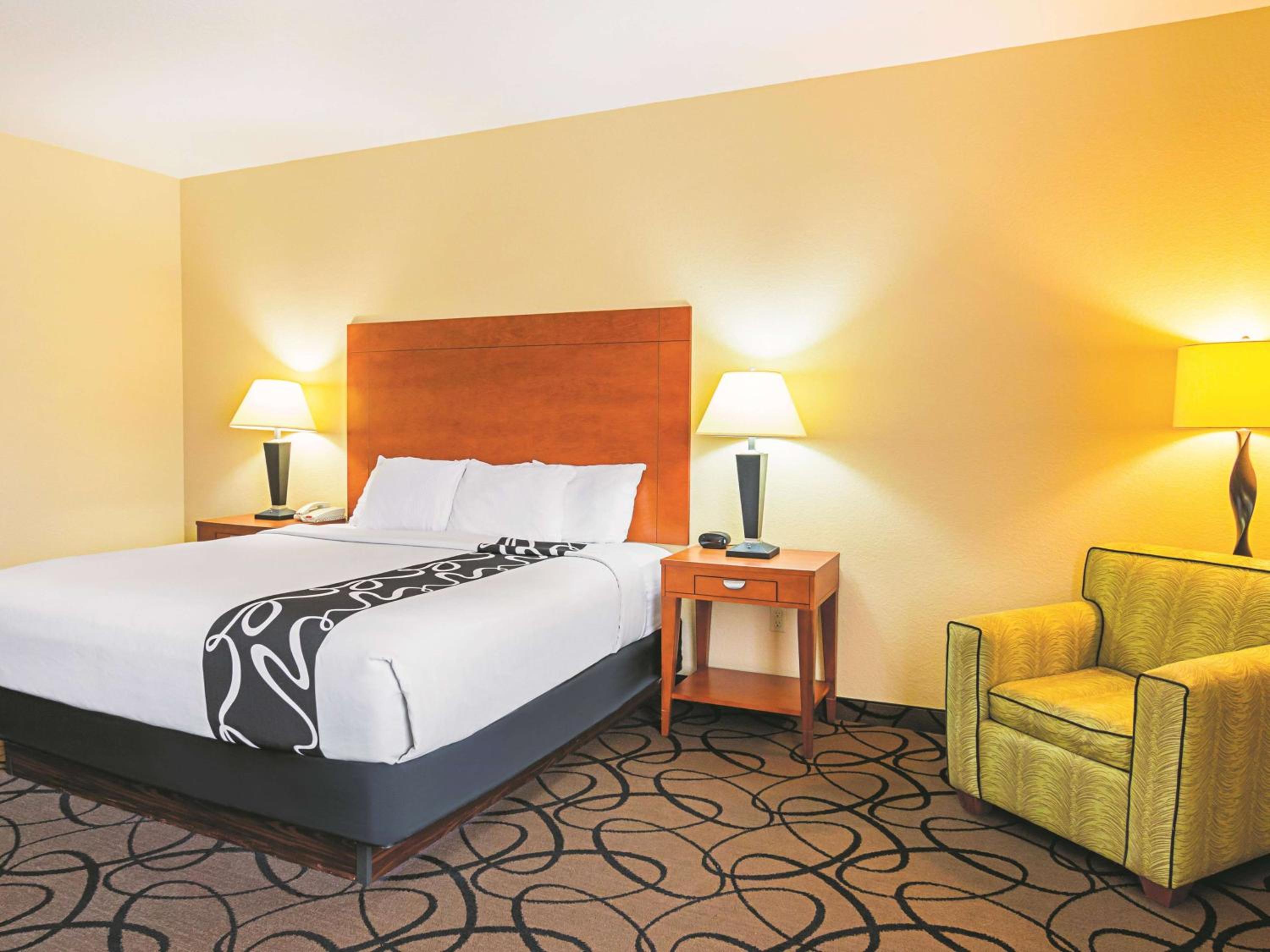 King Room with Bath Tub - Mobility/Hearing Accessible - Non-Smoking - Photo 9