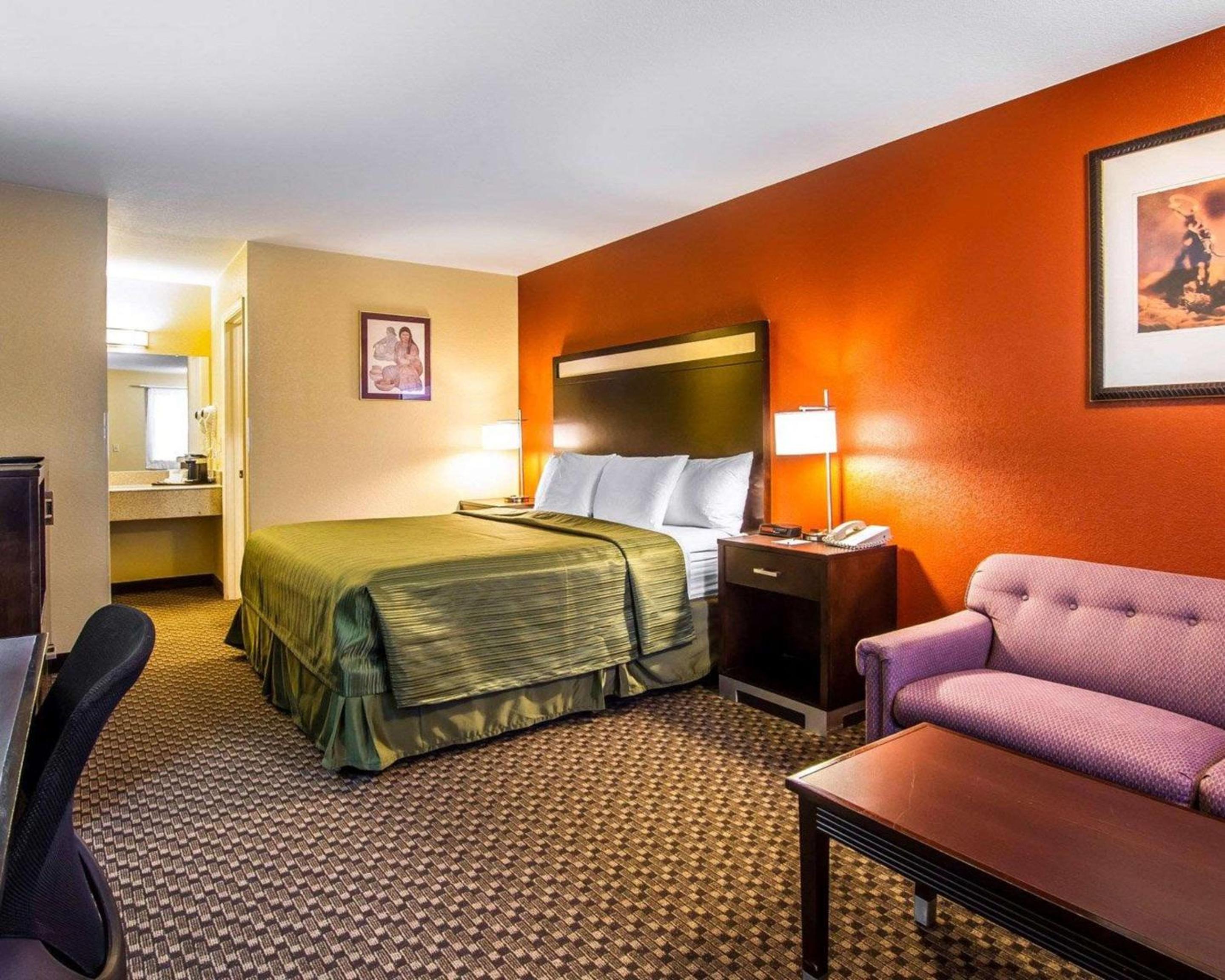 King Room - Non-Smoking - Photo 4