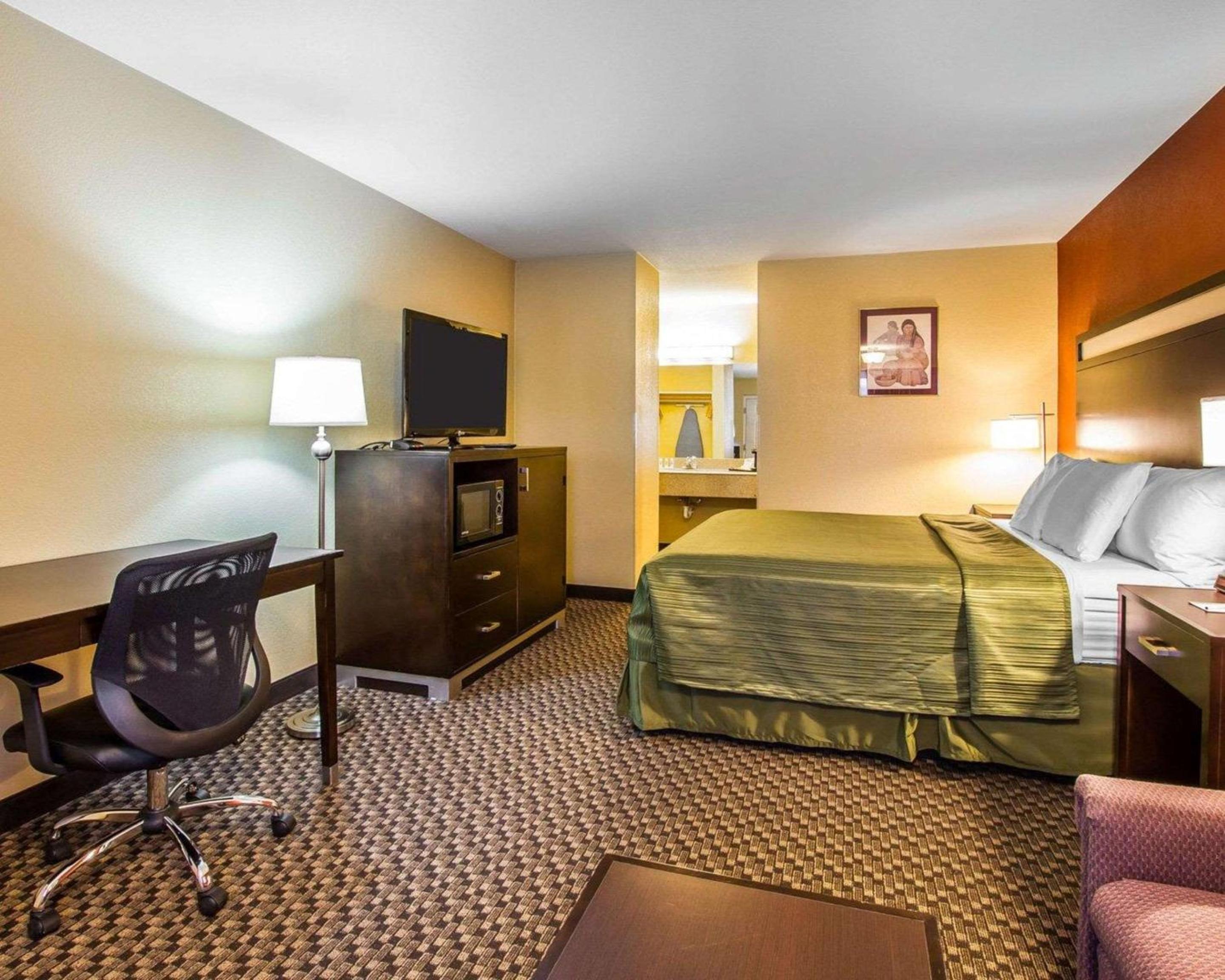 King Room - Non-Smoking - Photo 5