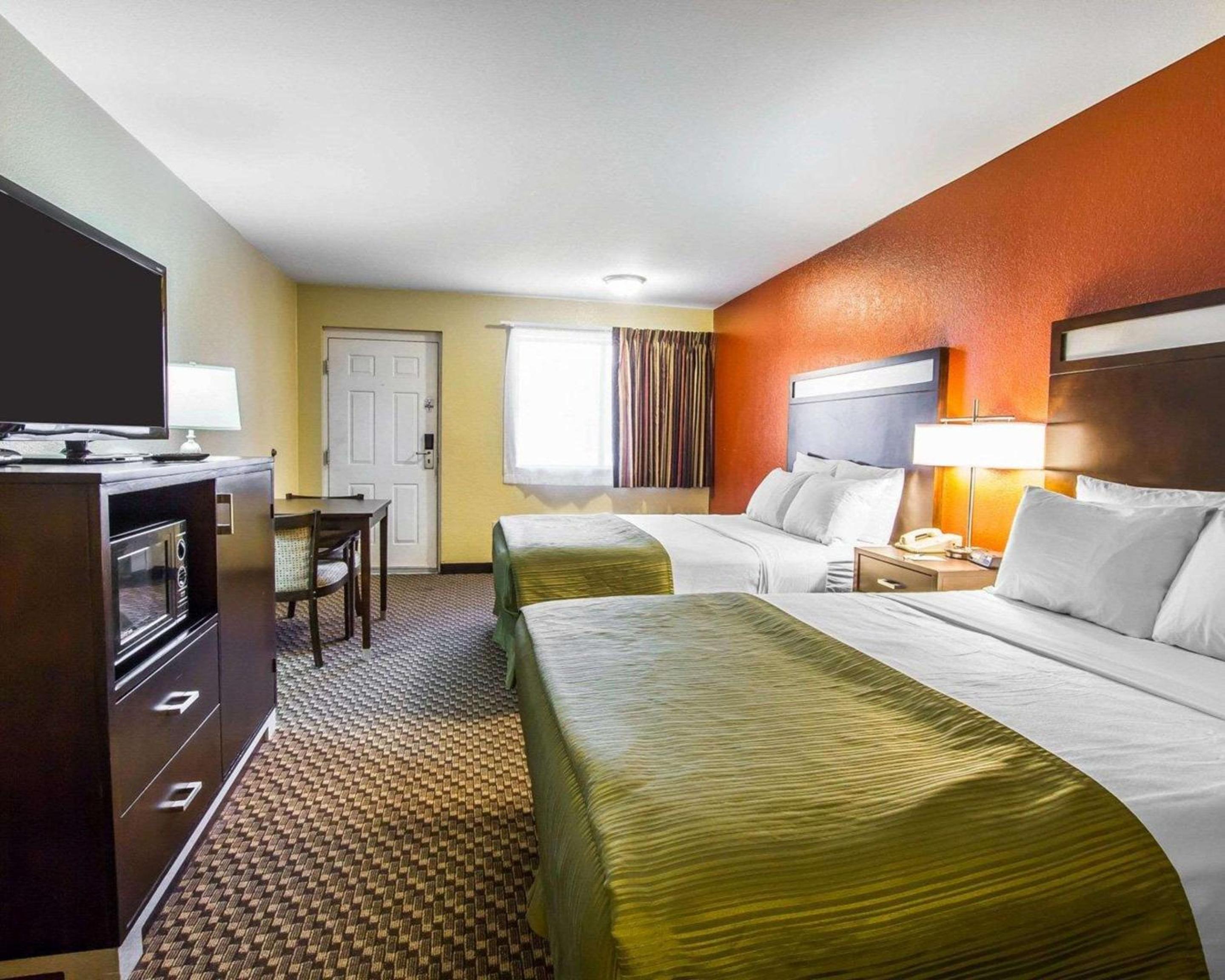 Queen Room with Two Queen Beds - Non-Smoking - Photo 4