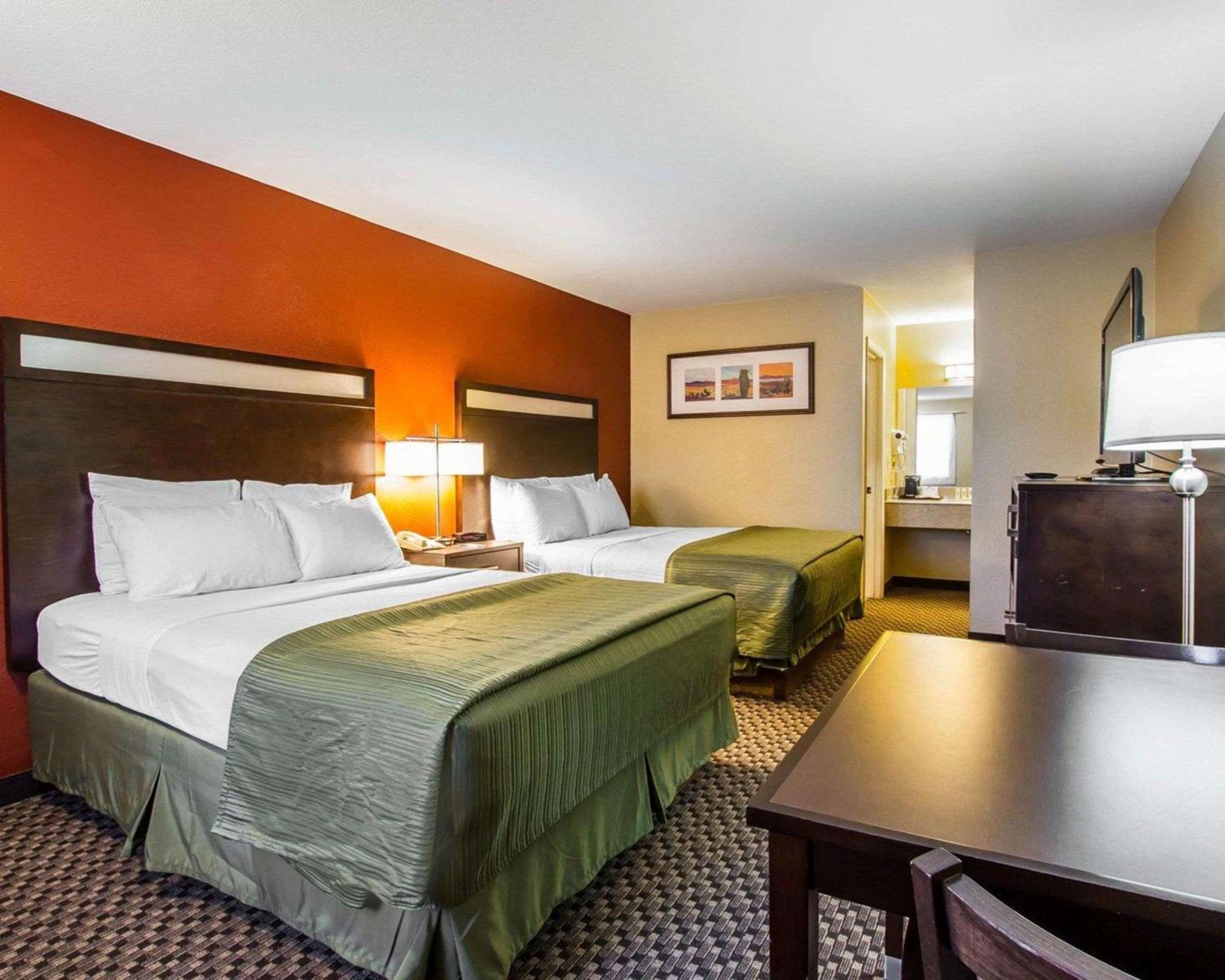 Queen Room with Two Queen Beds - Non-Smoking - Photo 2