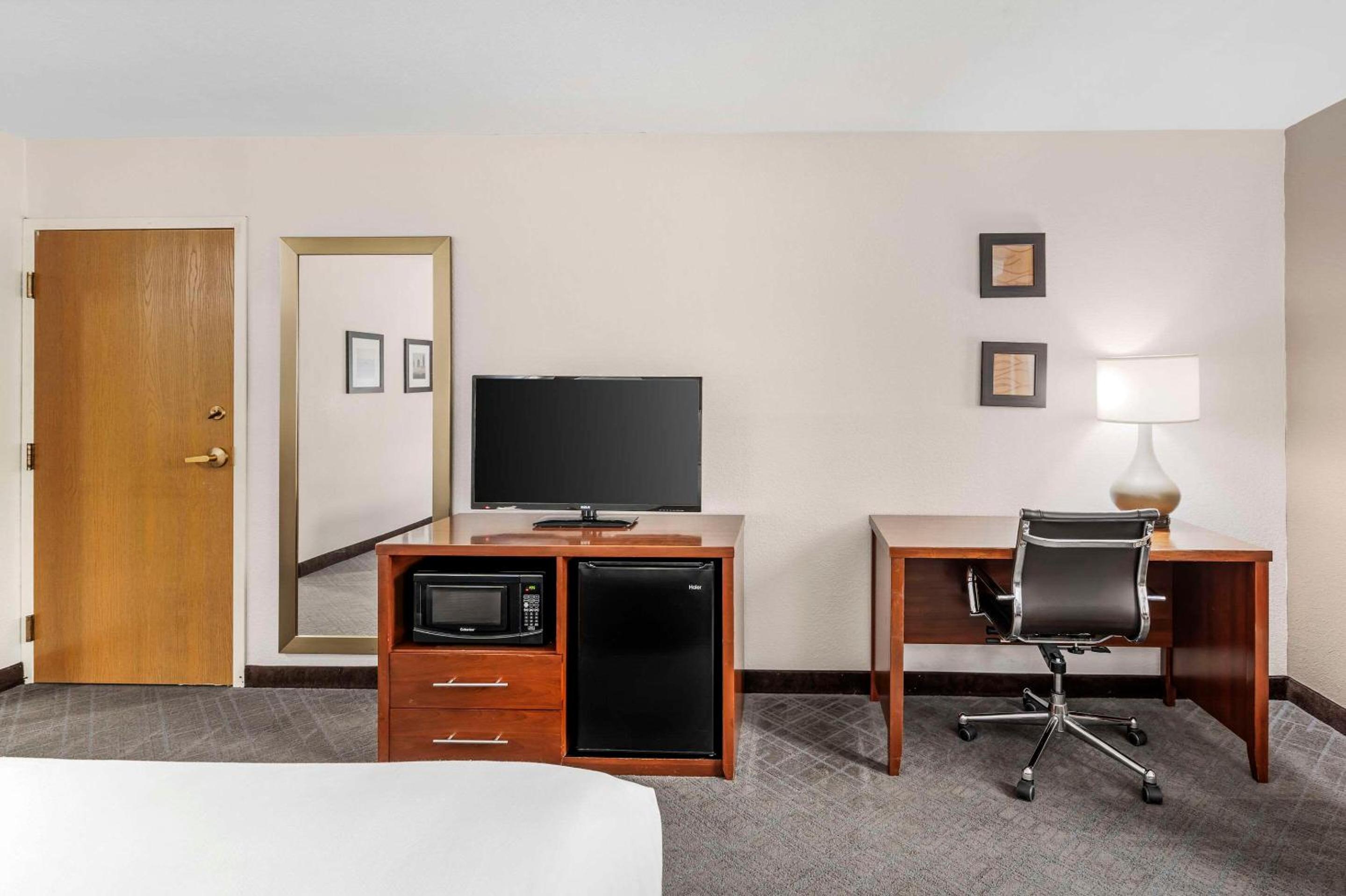 King Room - Non-Smoking - Photo 3