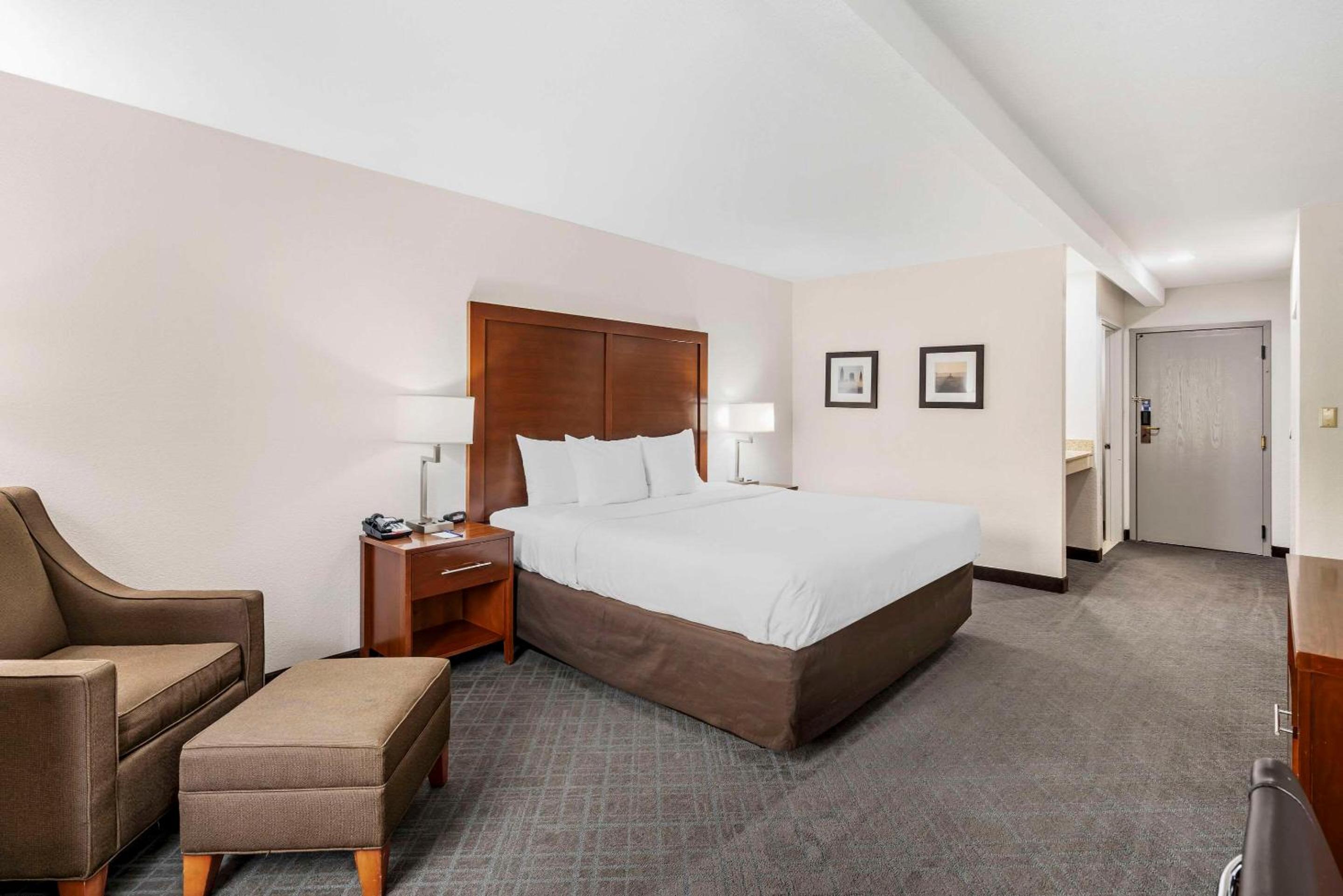 King Room - Non-Smoking - Photo 2