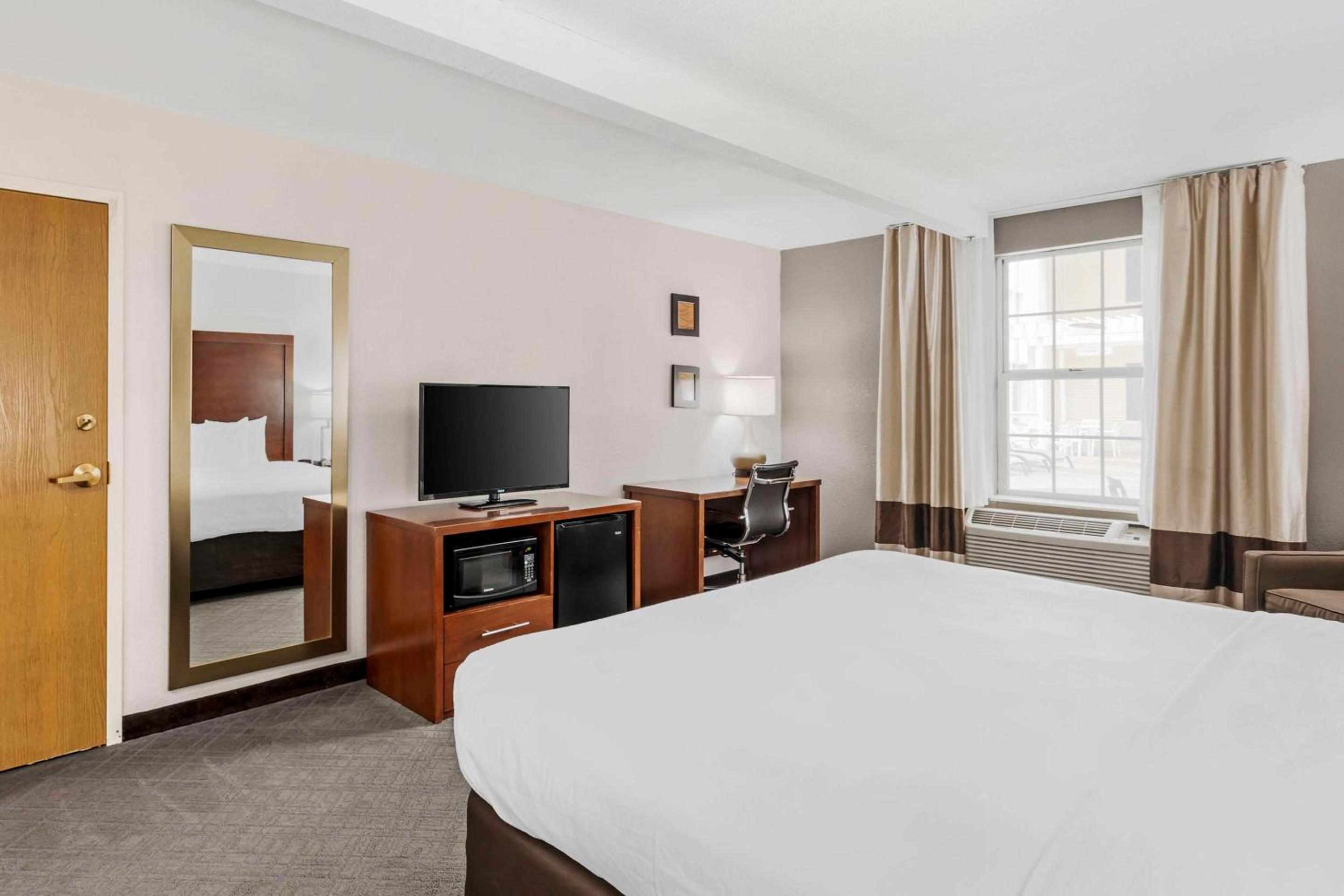 King Room - Non-Smoking - Photo 4