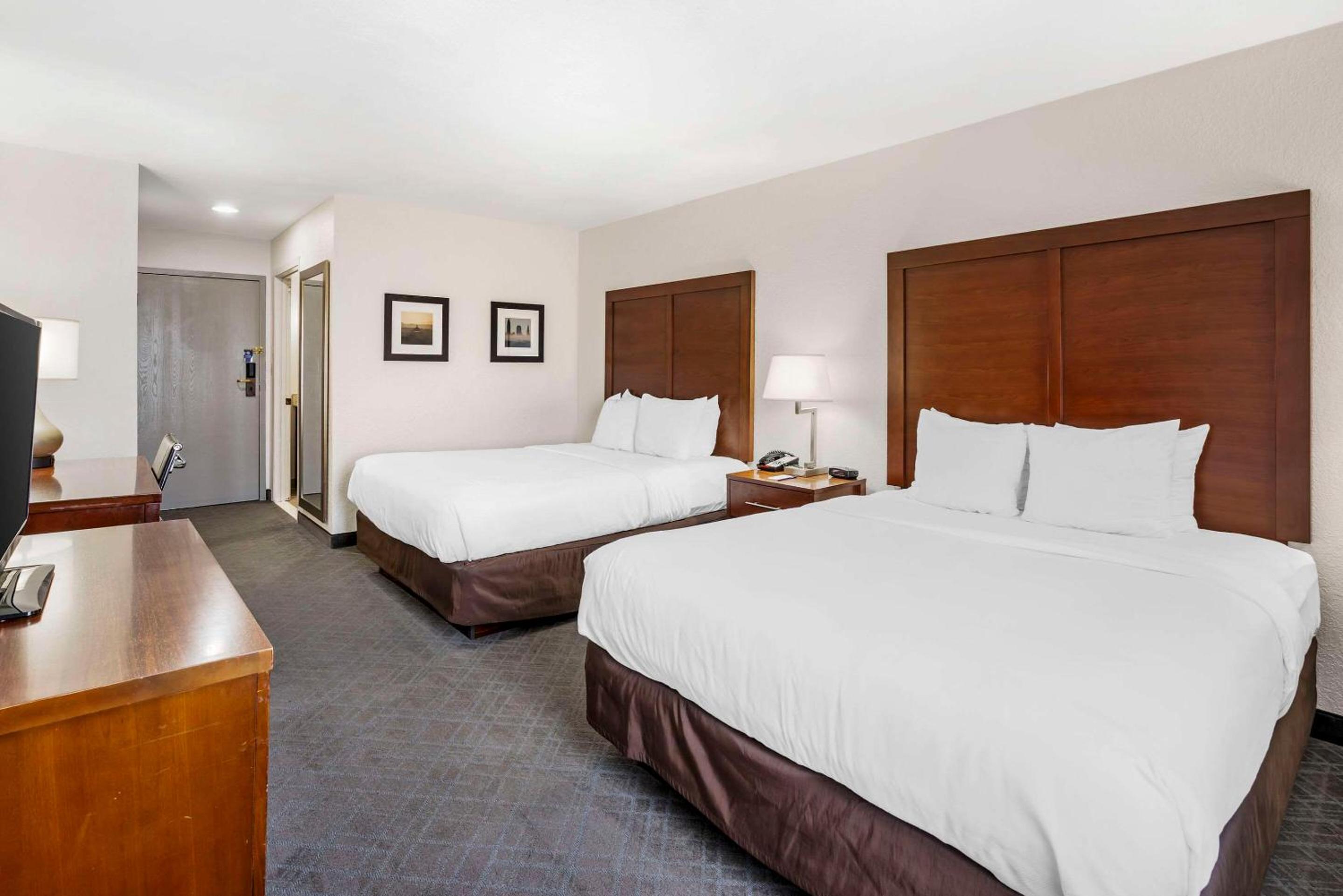 Standard Queen Room with Two Queen Beds - Non-Smoking - Photo 1