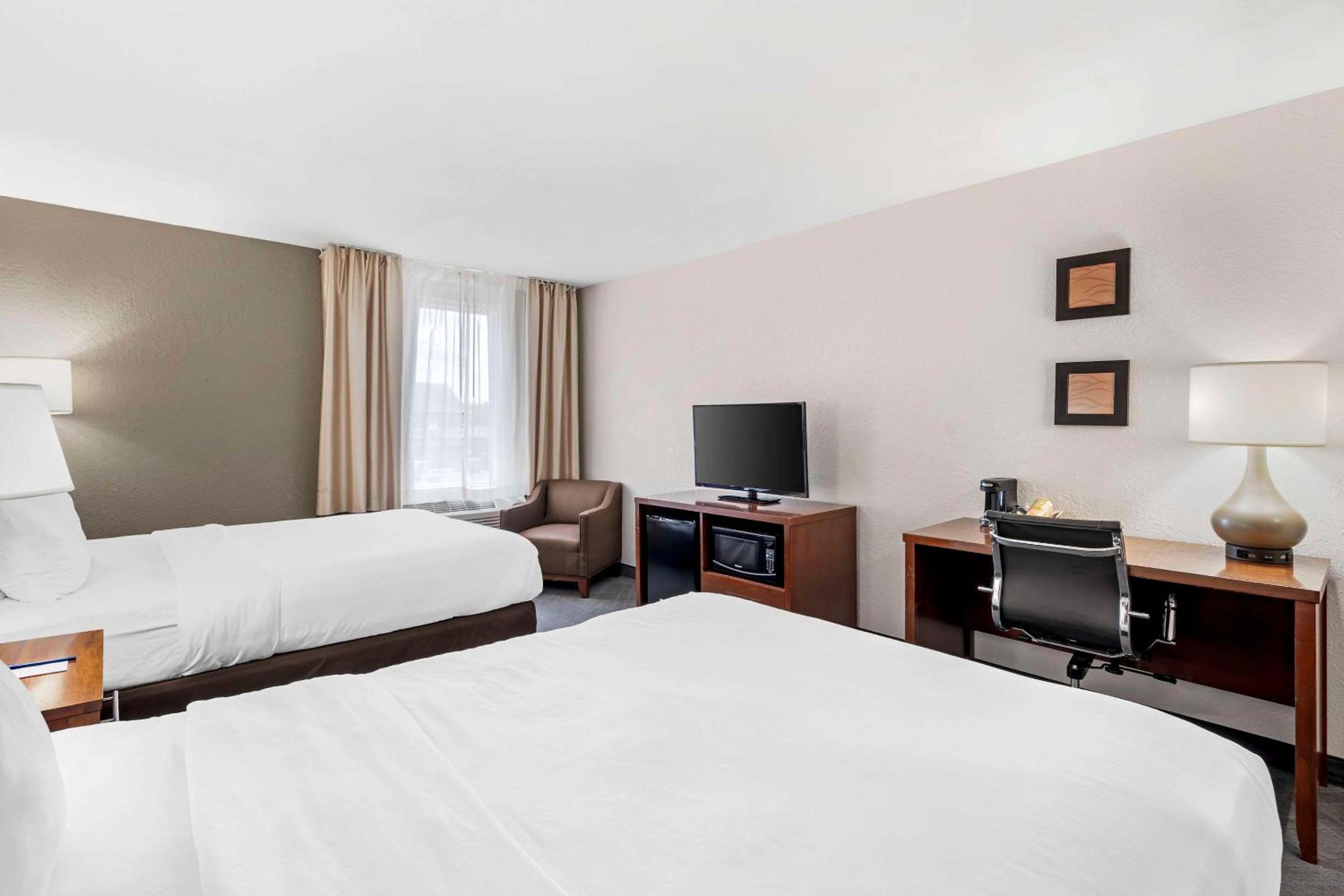 Standard Queen Room with Two Queen Beds - Non-Smoking - Photo 2