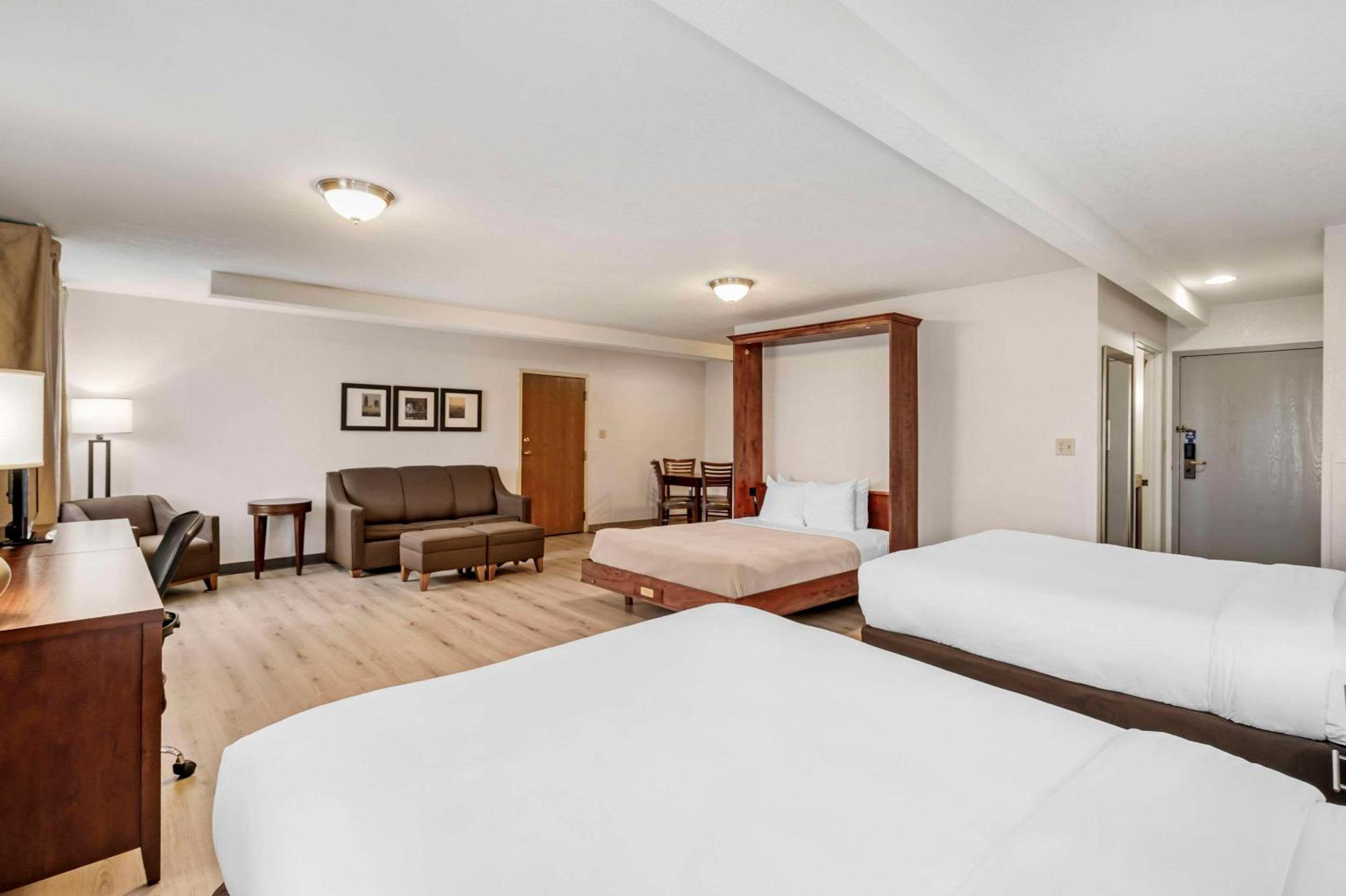 Queen Suite with Three Queen Beds - Non-Smoking photo 1
