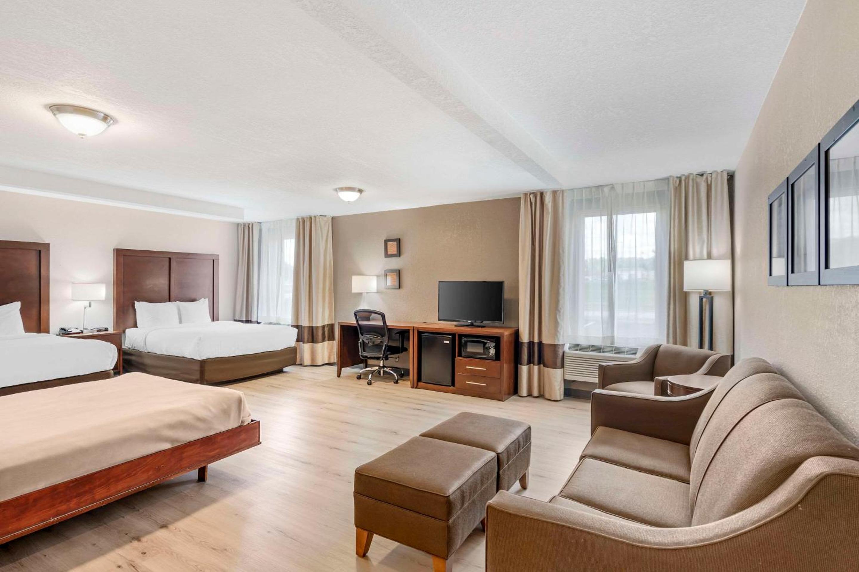 Queen Suite with Three Queen Beds - Non-Smoking photo 2