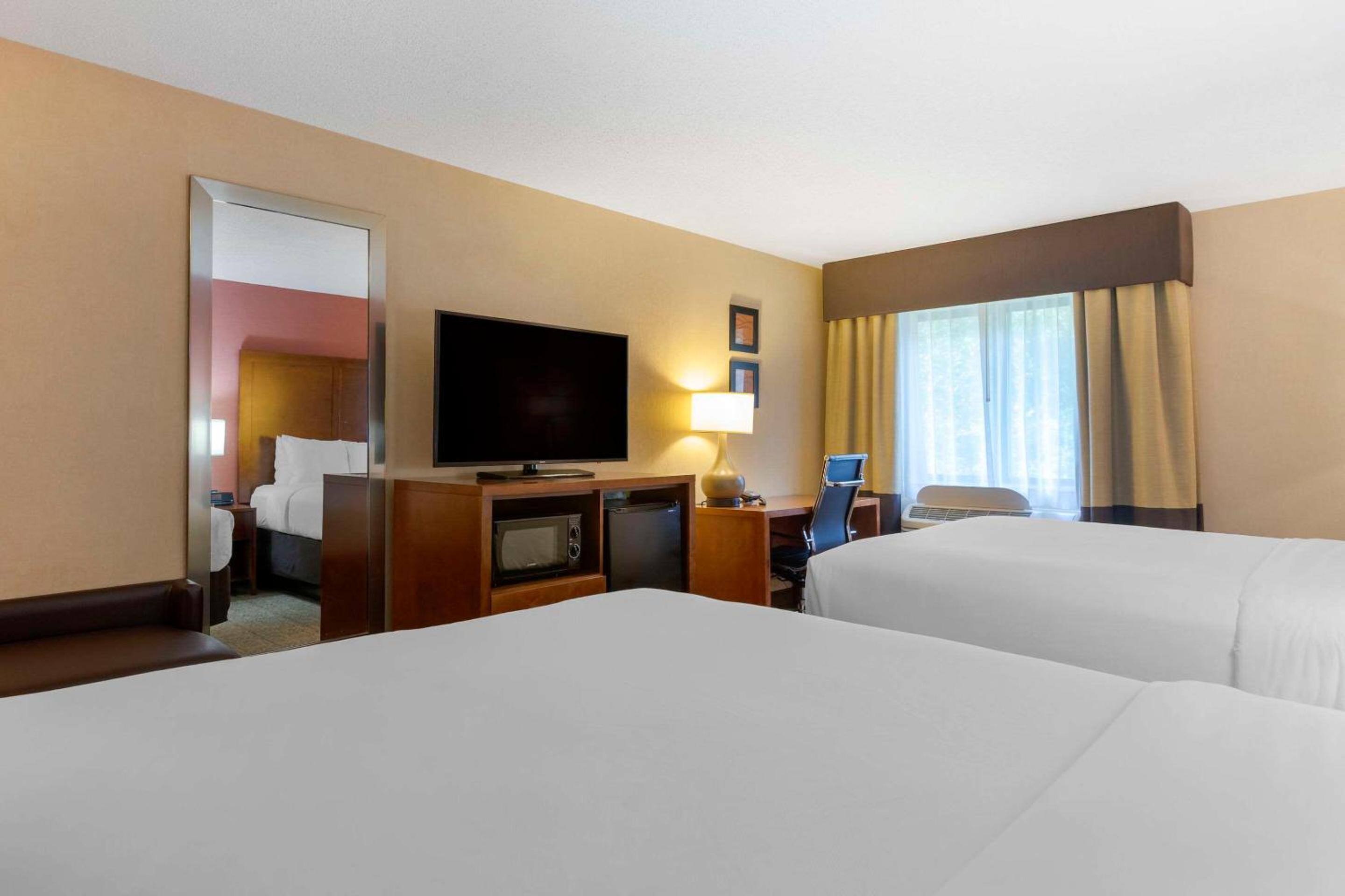 Queen Room with Two Queen Beds - Non-Smoking - Photo 1