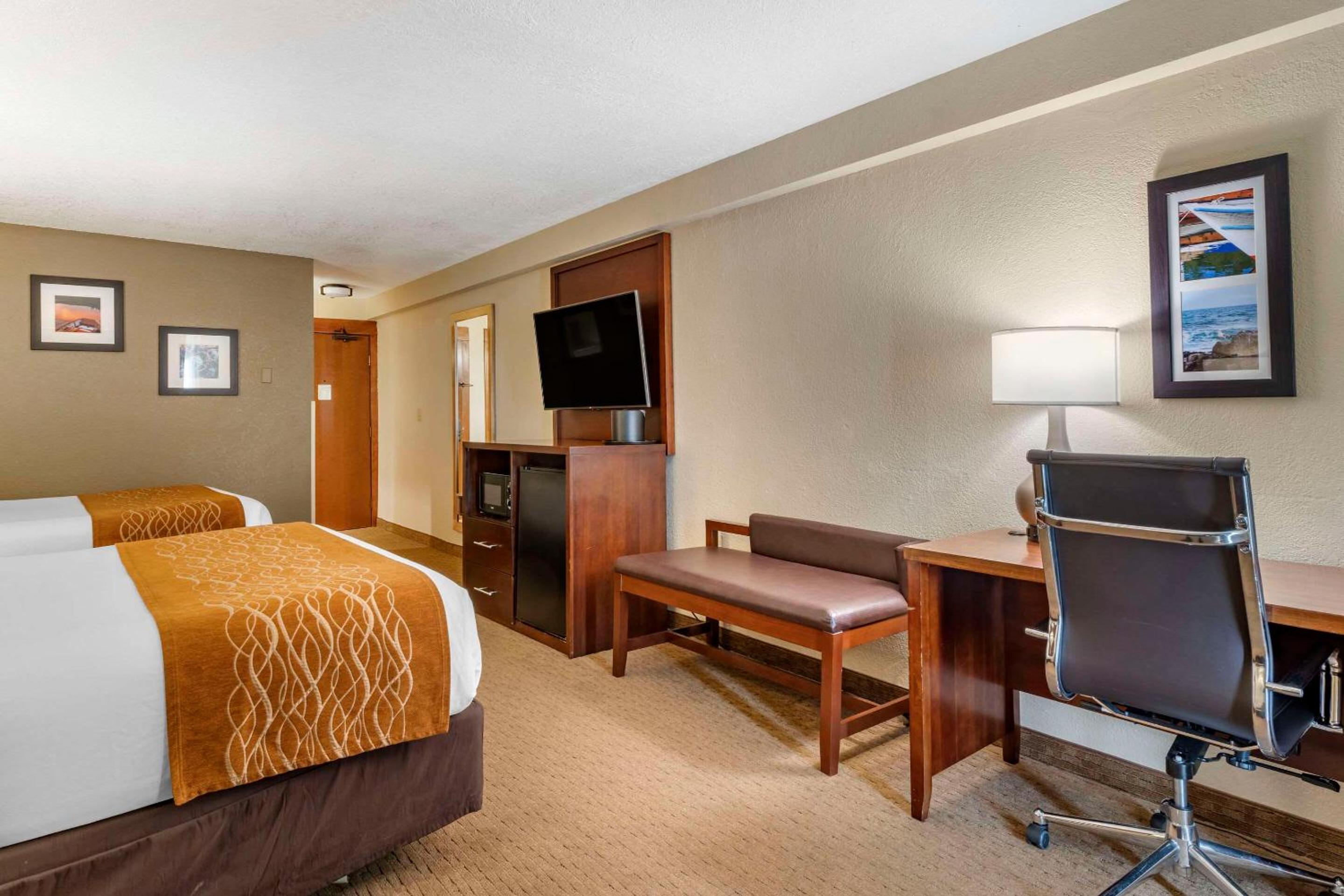 Queen Room with Two Queen Beds - Non-Smoking - Photo 1
