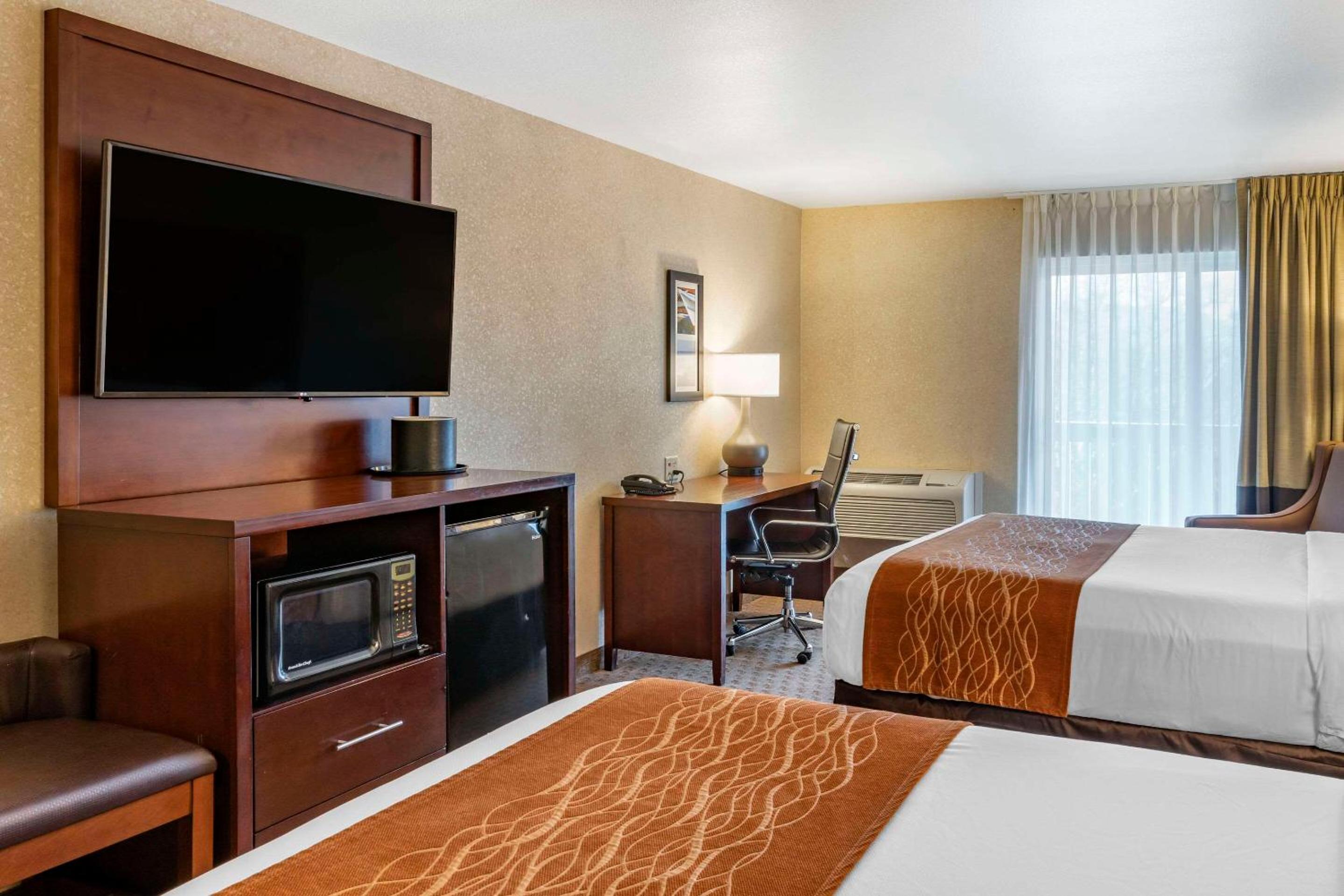  Standard Queen Room with Two Queen Beds - Non-Smoking - Photo 4