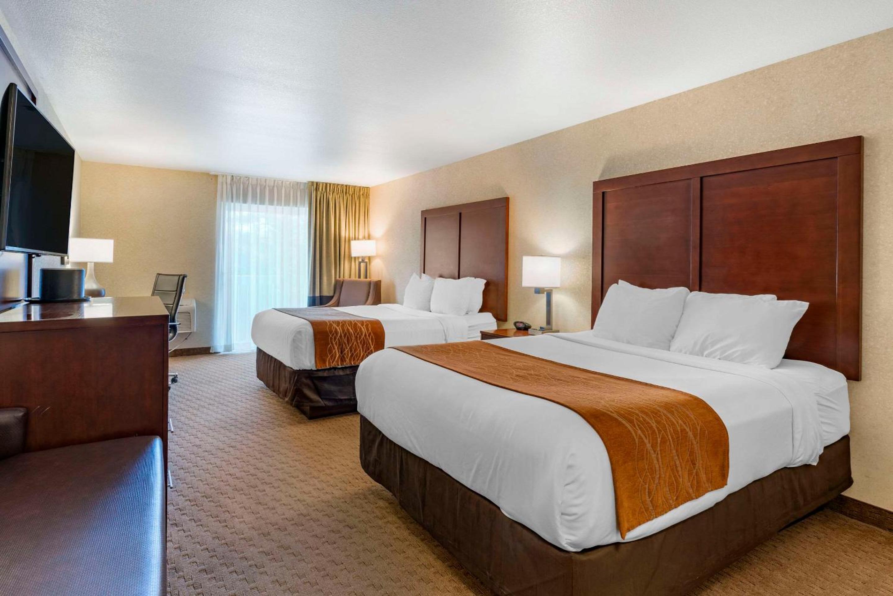  Standard Queen Room with Two Queen Beds - Non-Smoking - Photo 8