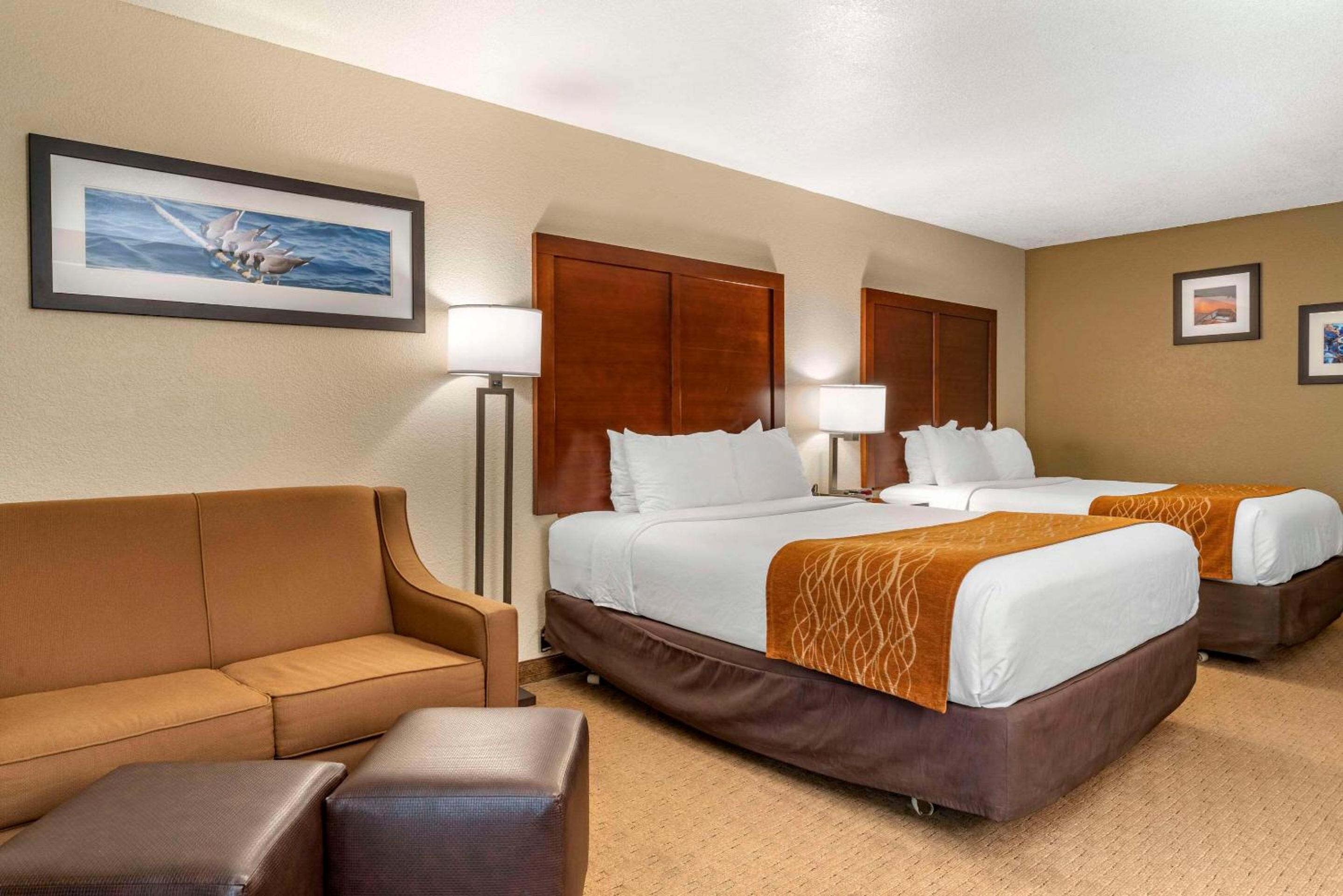 Queen Room with Two Queen Beds - Non-Smoking - Photo 2
