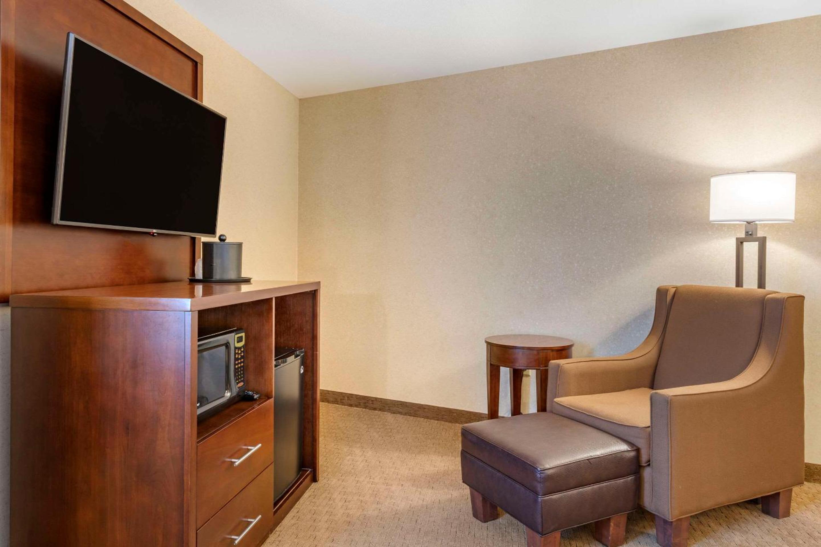 Standard King Room - Non-Smoking  - Photo 7