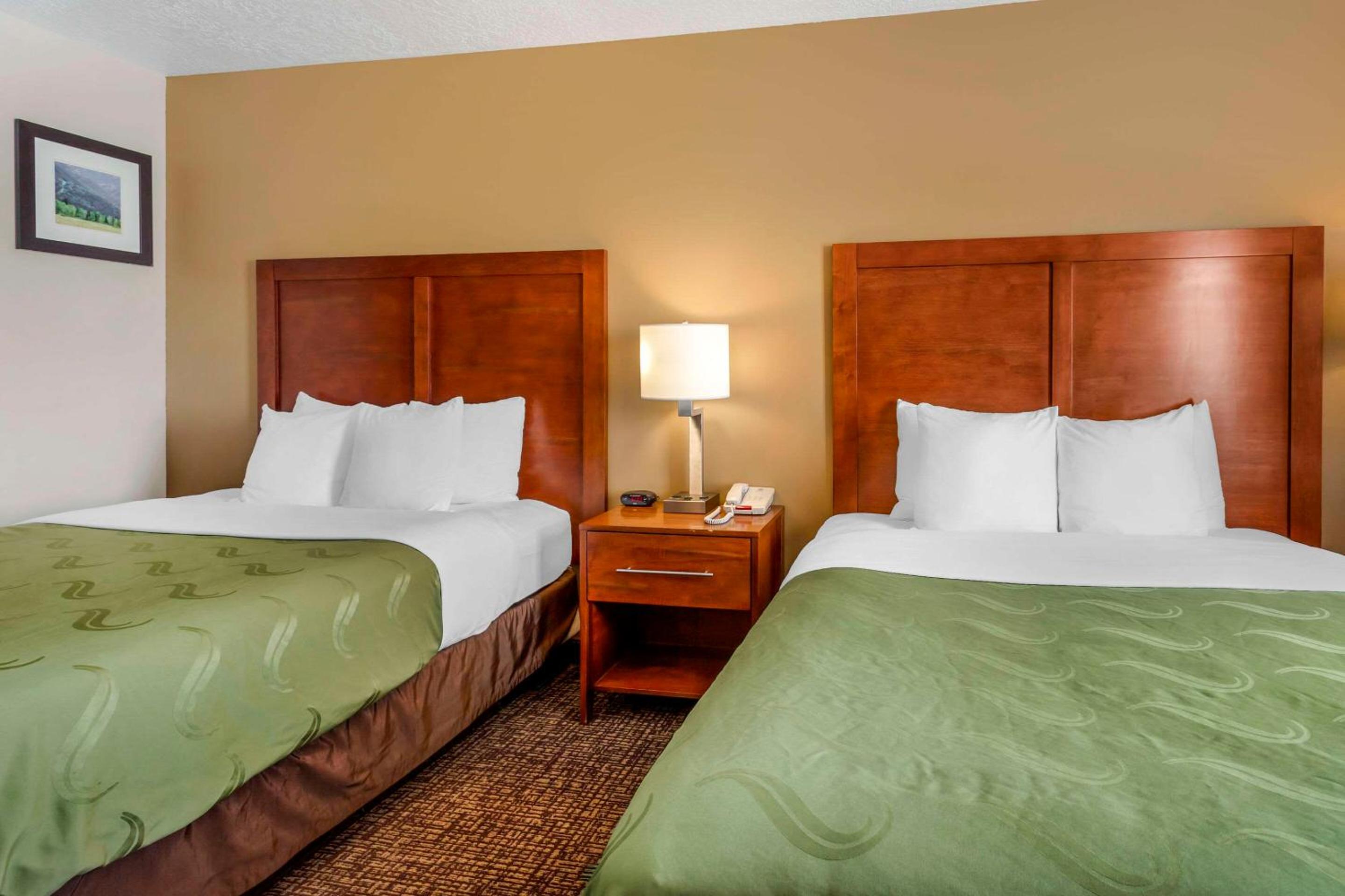 Queen Room with Two Queen Beds - Non-Smoking - Photo 5