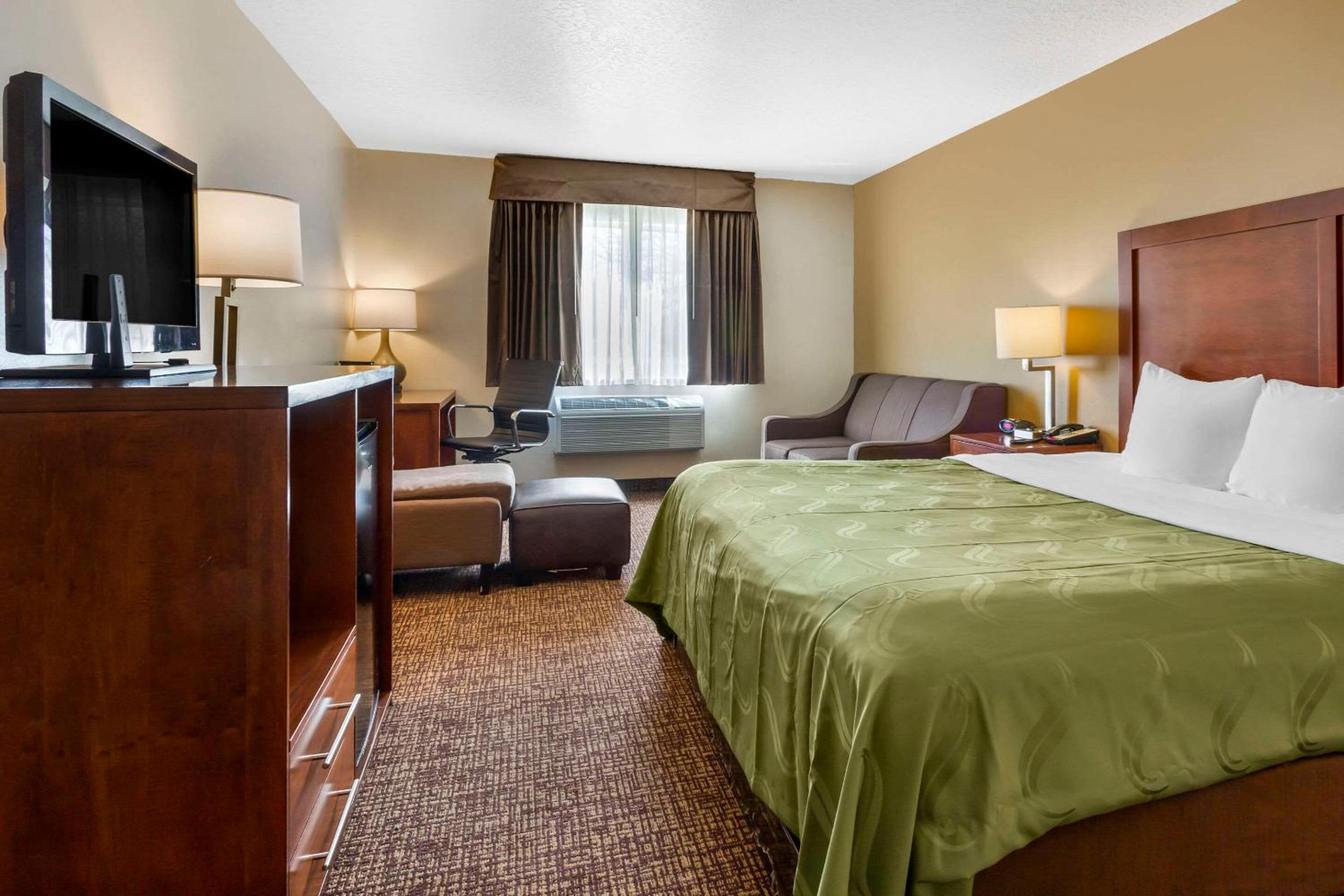 Superior Queen Suite - Non-Smoking - Photo 5