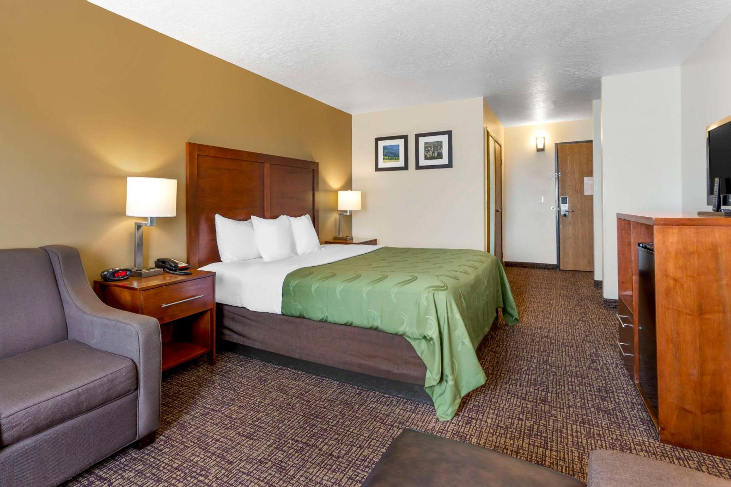 Superior Queen Suite - Non-Smoking - Photo 3