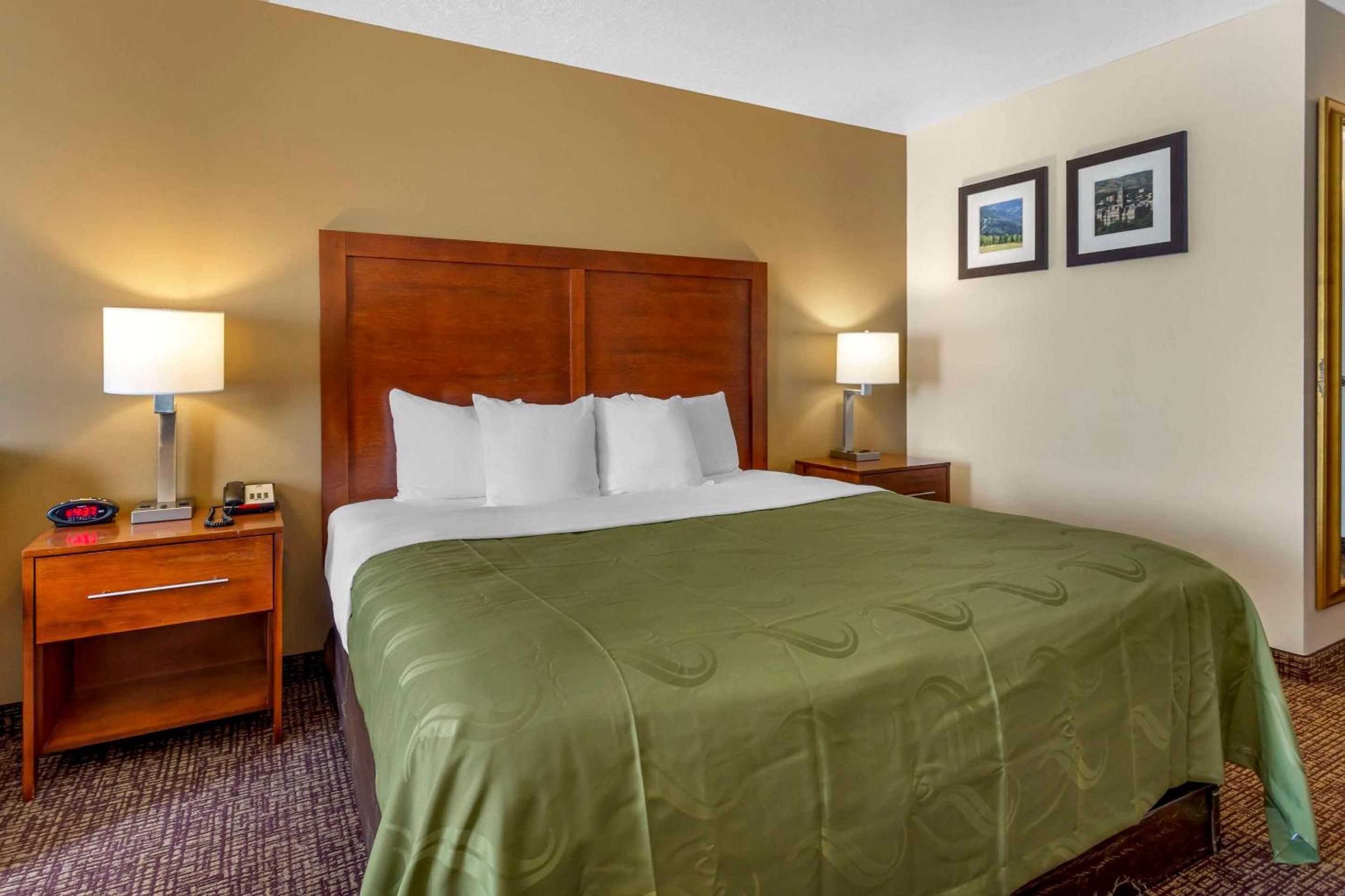 Superior Queen Suite - Non-Smoking - Photo 2