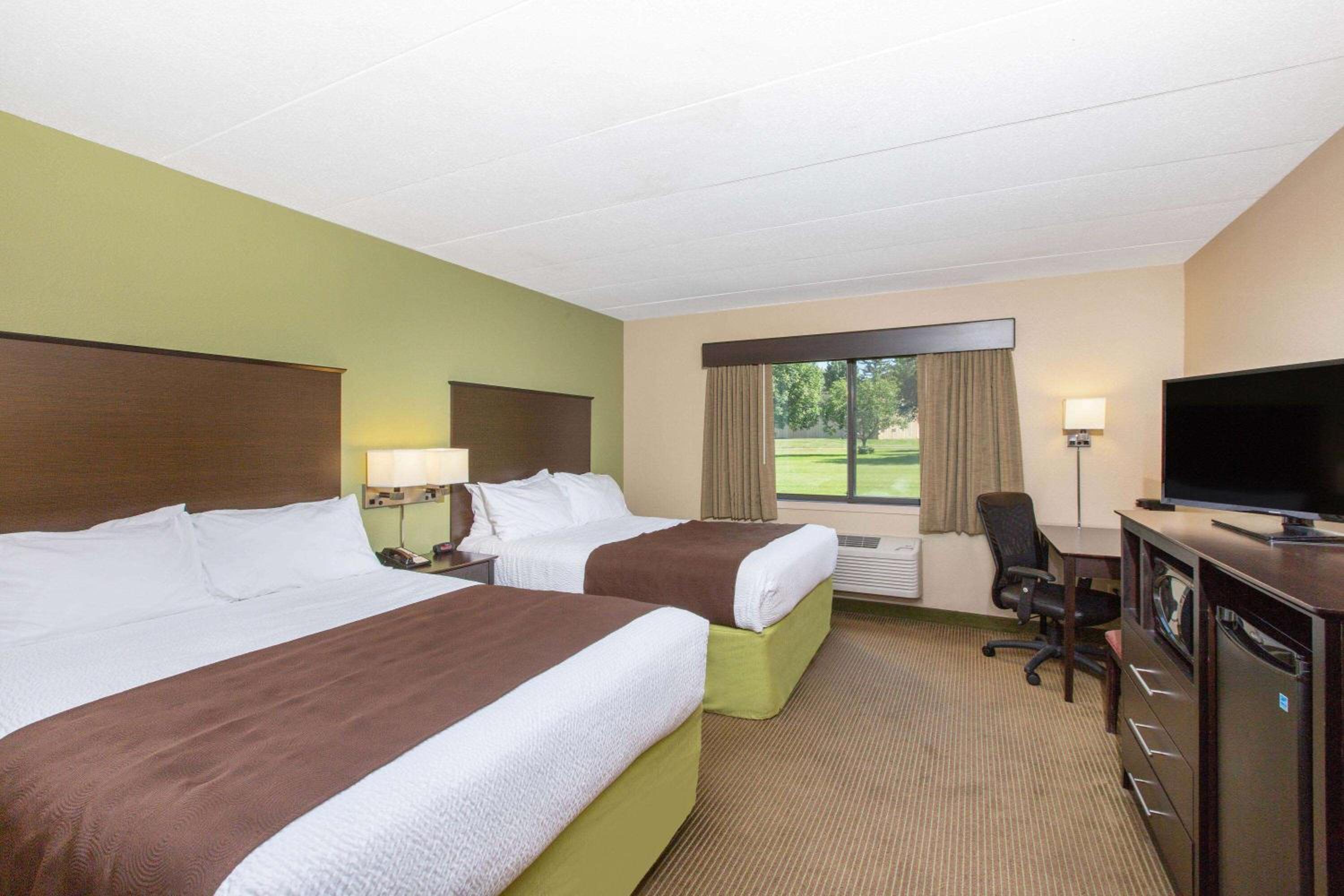 Queen Room with Two Queen Beds - First Floor/Non-Smoking - Photo 1