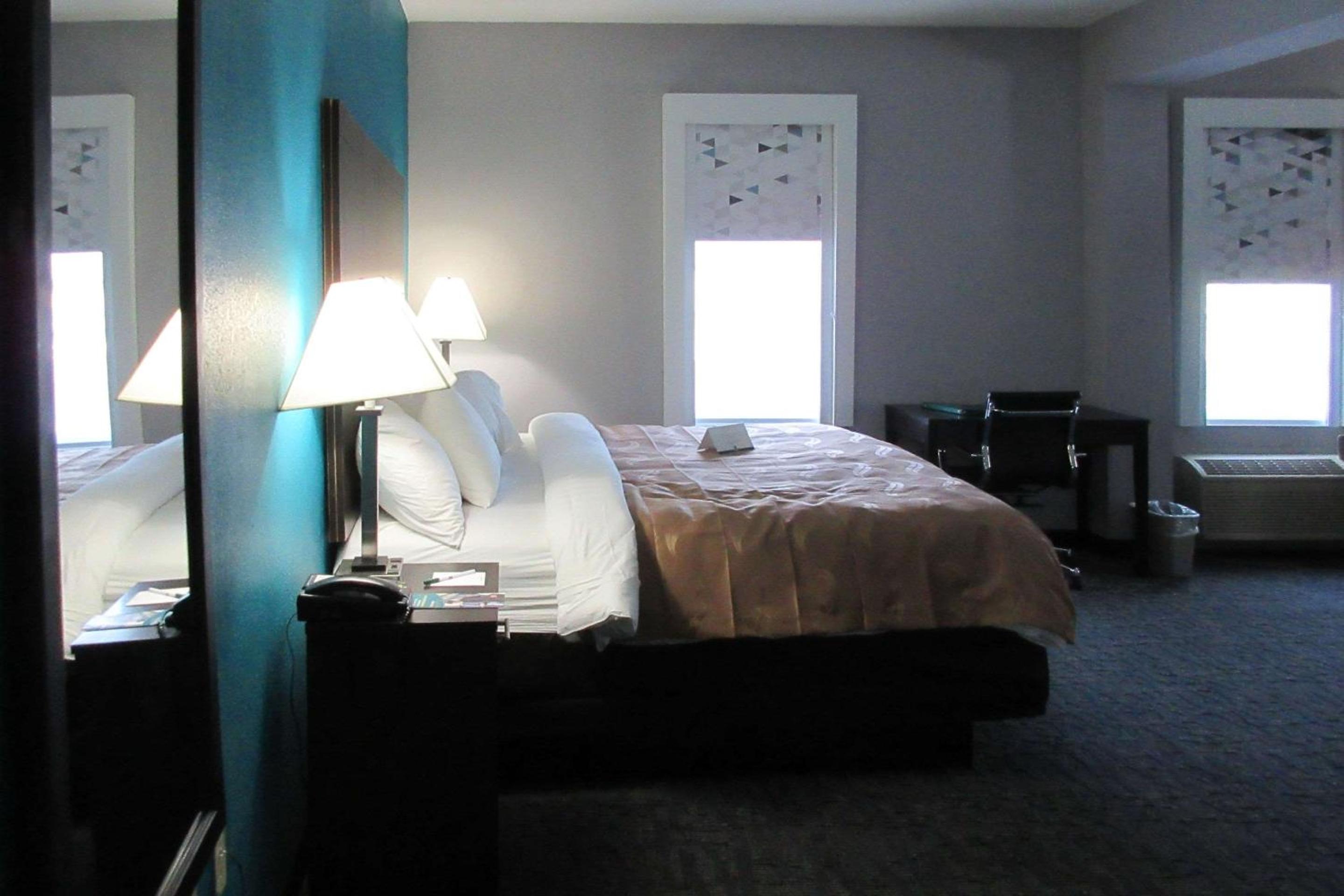 King Suite - Non Smoking photo 1