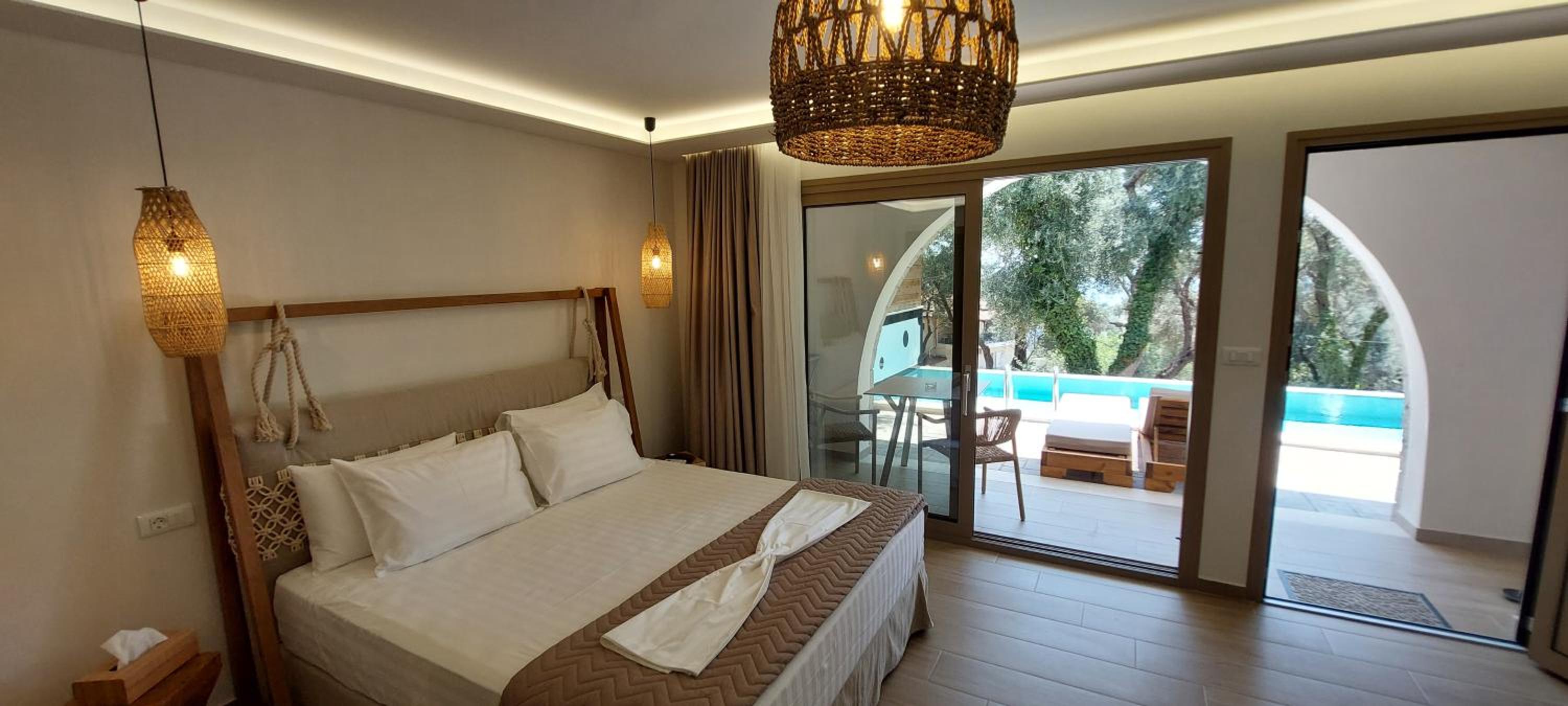 Junior Suite with Private Pool - Photo 1
