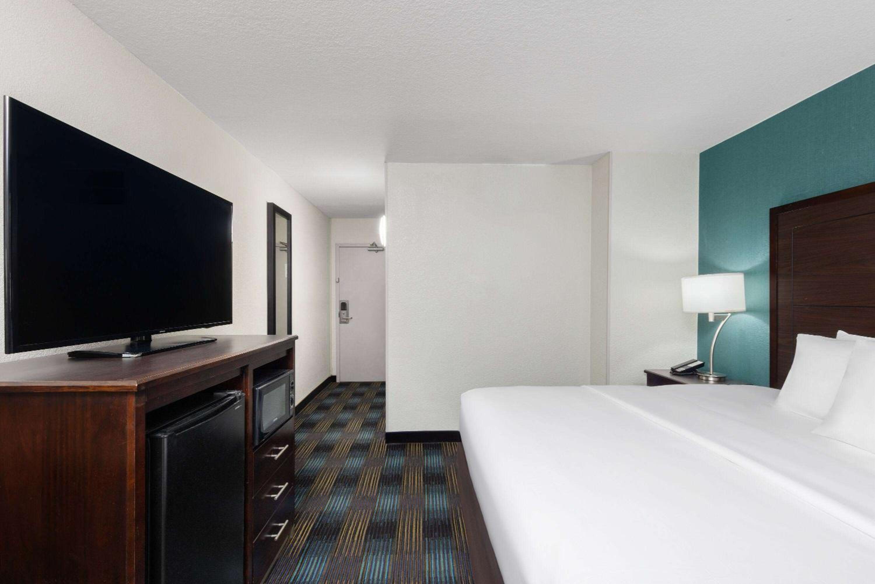 King Room - Non-Smoking - Photo 2