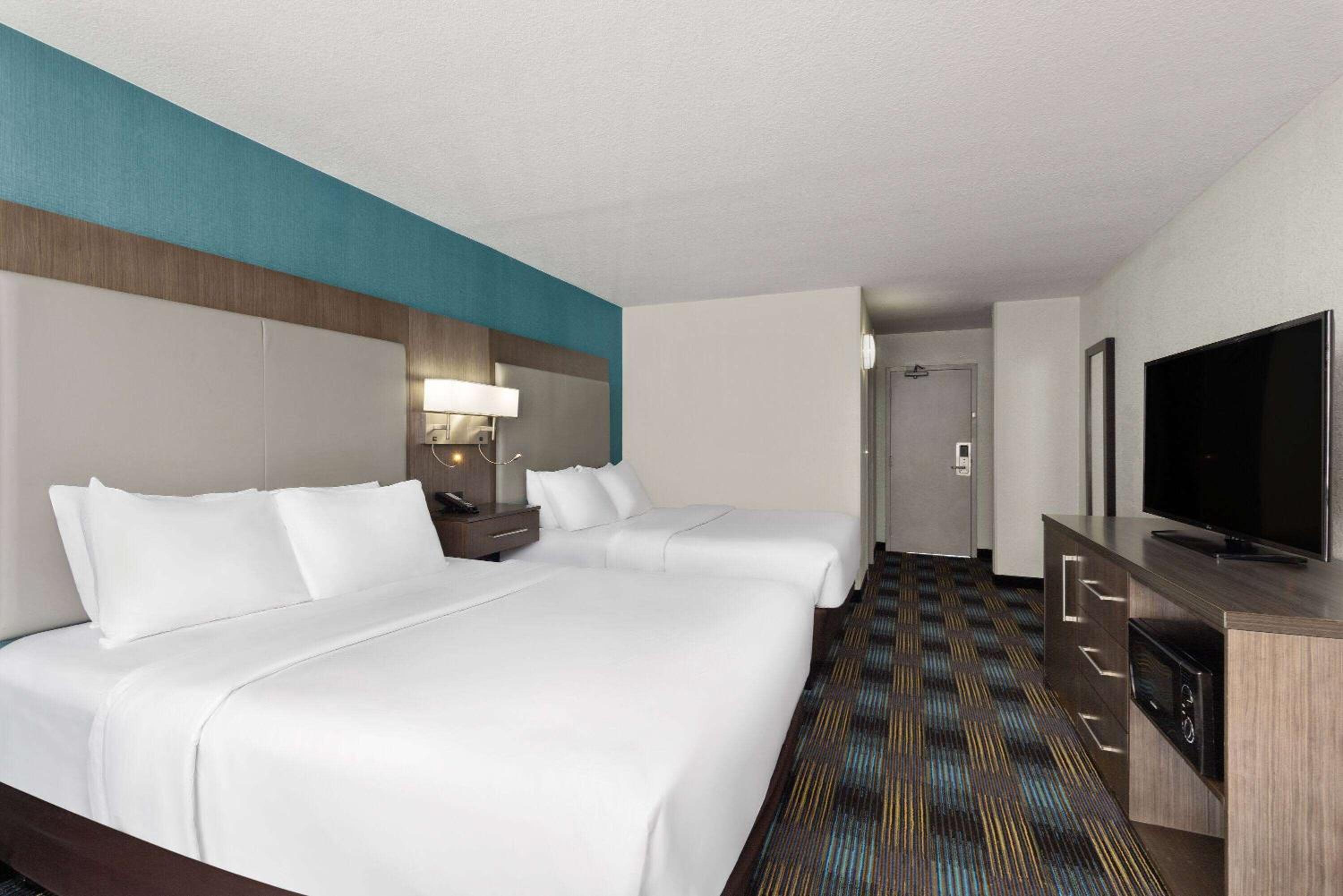 Queen Room with Two Queen Beds - Non-Smoking - Photo 2