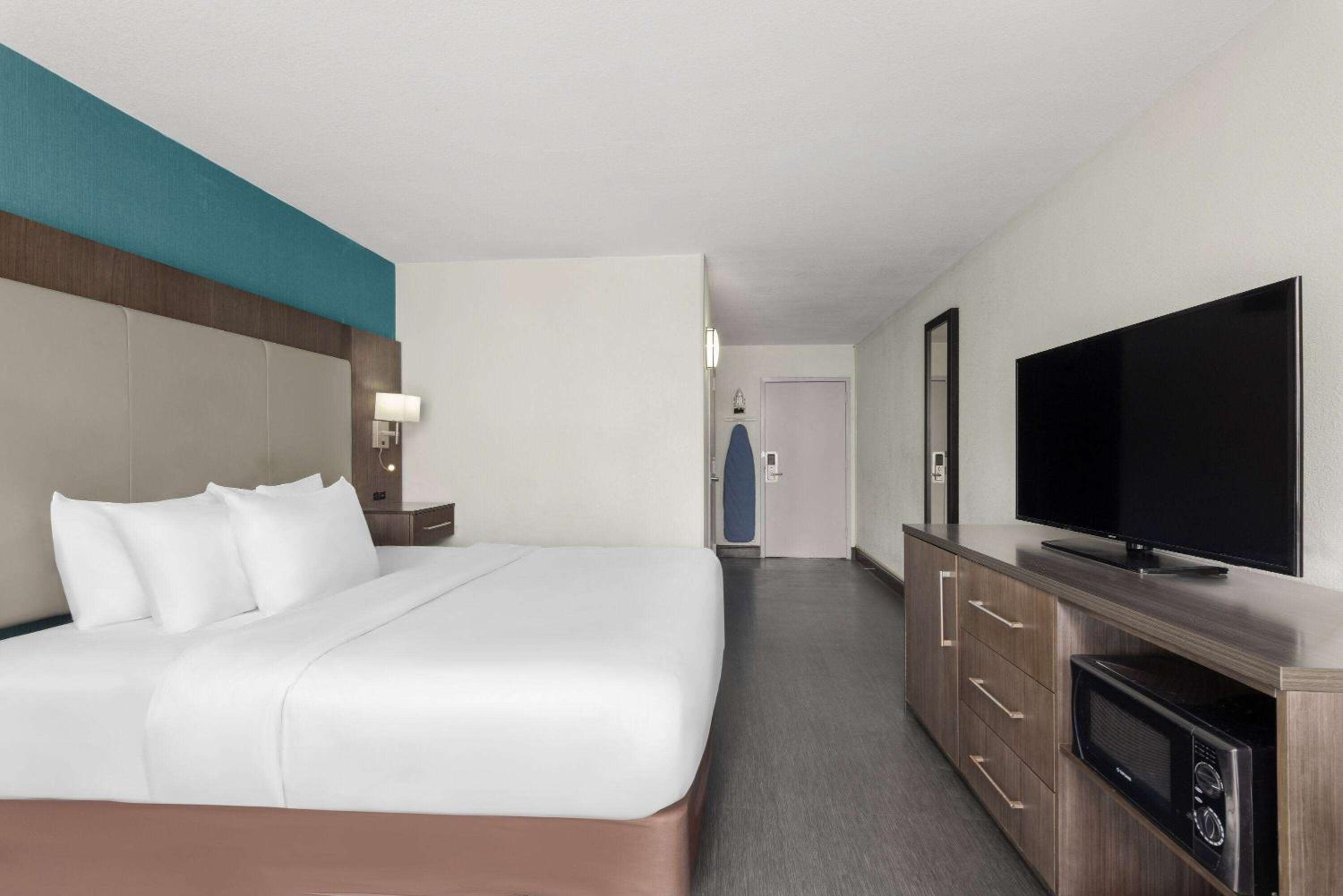 King Room with Mobility/Hearing Access and Bathtub with Grab Bars, Non-Smoking - Photo 3