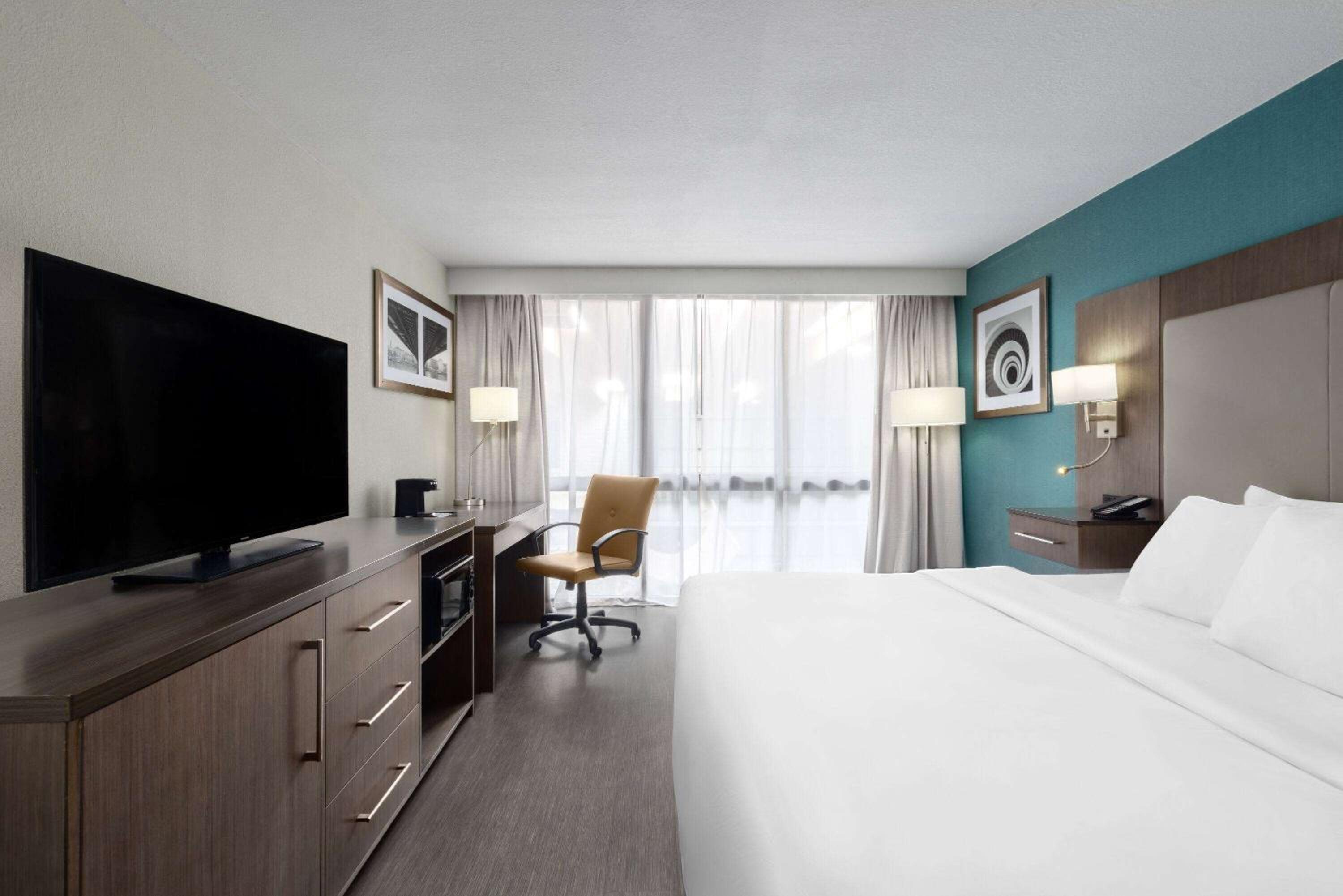 King Room with Mobility/Hearing Access and Roll-In Shower, Non-Smoking - Photo 2