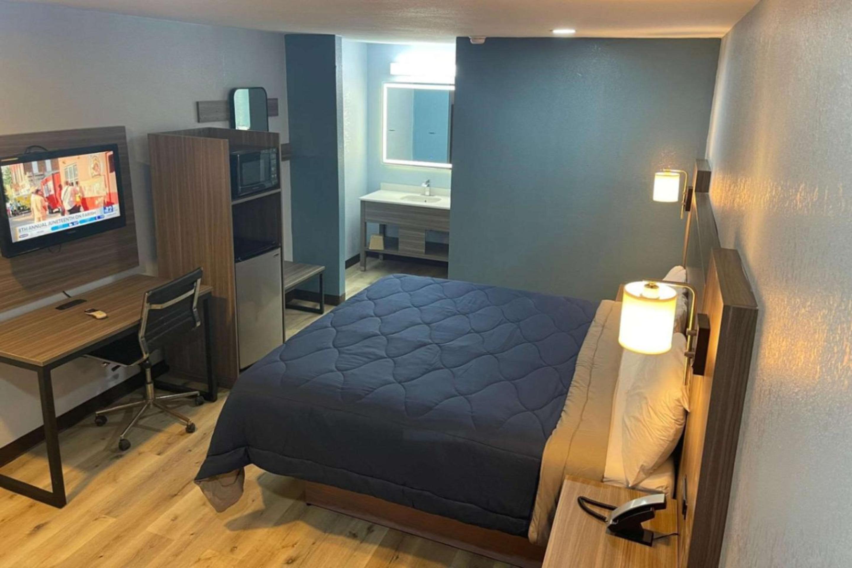 King Room with Roll-In Shower - Disability Access/Non Smoking/Ground floor photo 1