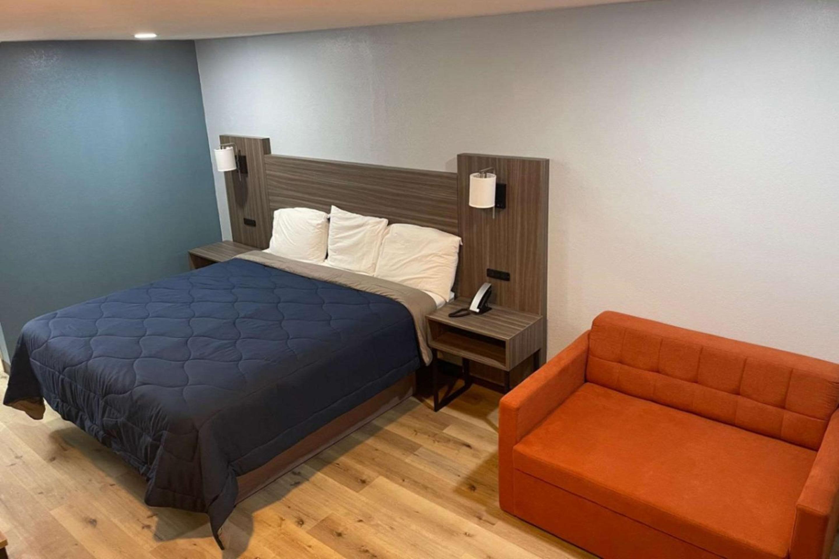 King Room with Roll-In Shower - Disability Access/Non Smoking/Ground floor photo 2
