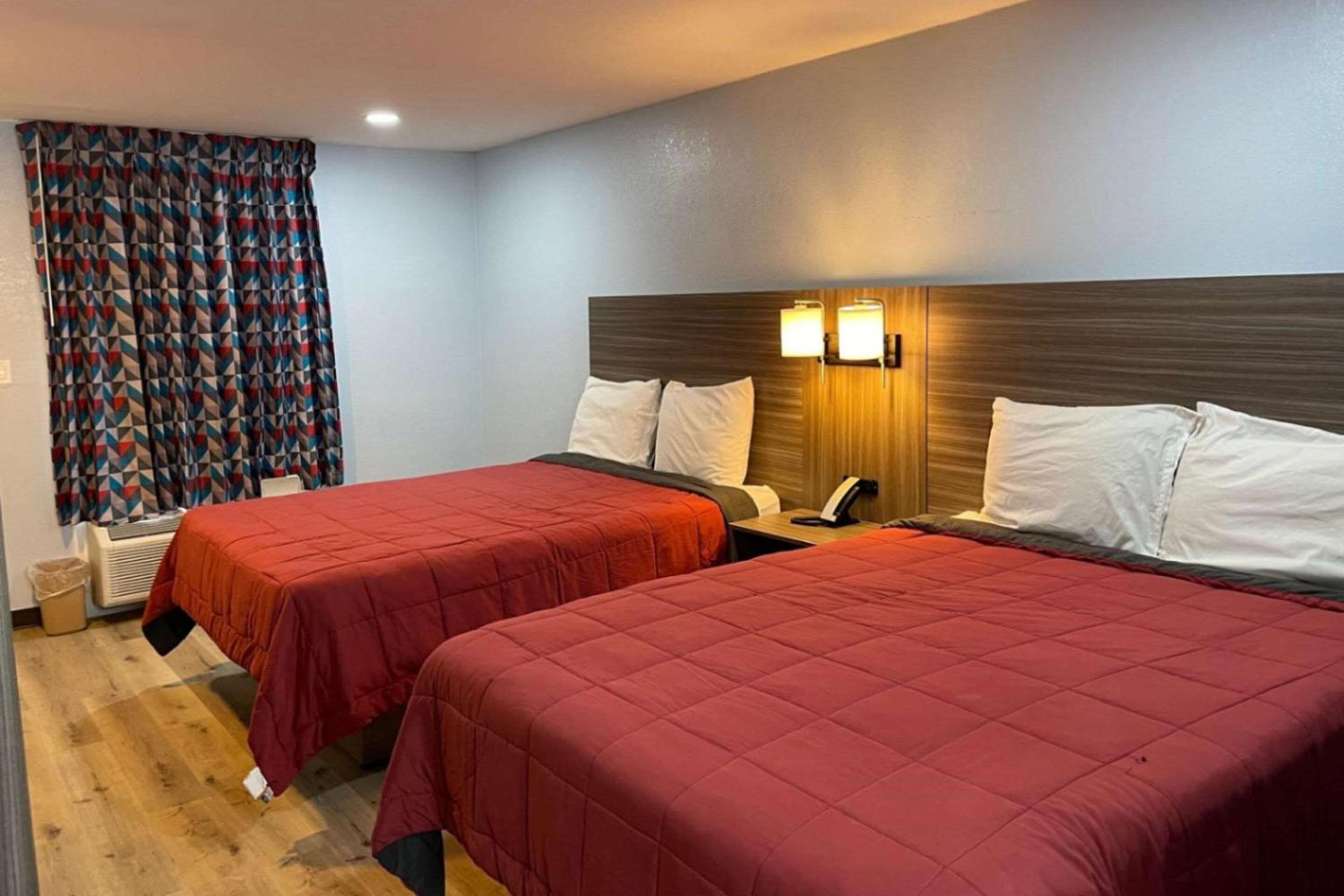 Quadruple Room with Two Queen Beds - Smoking/Exterior Hall photo 3