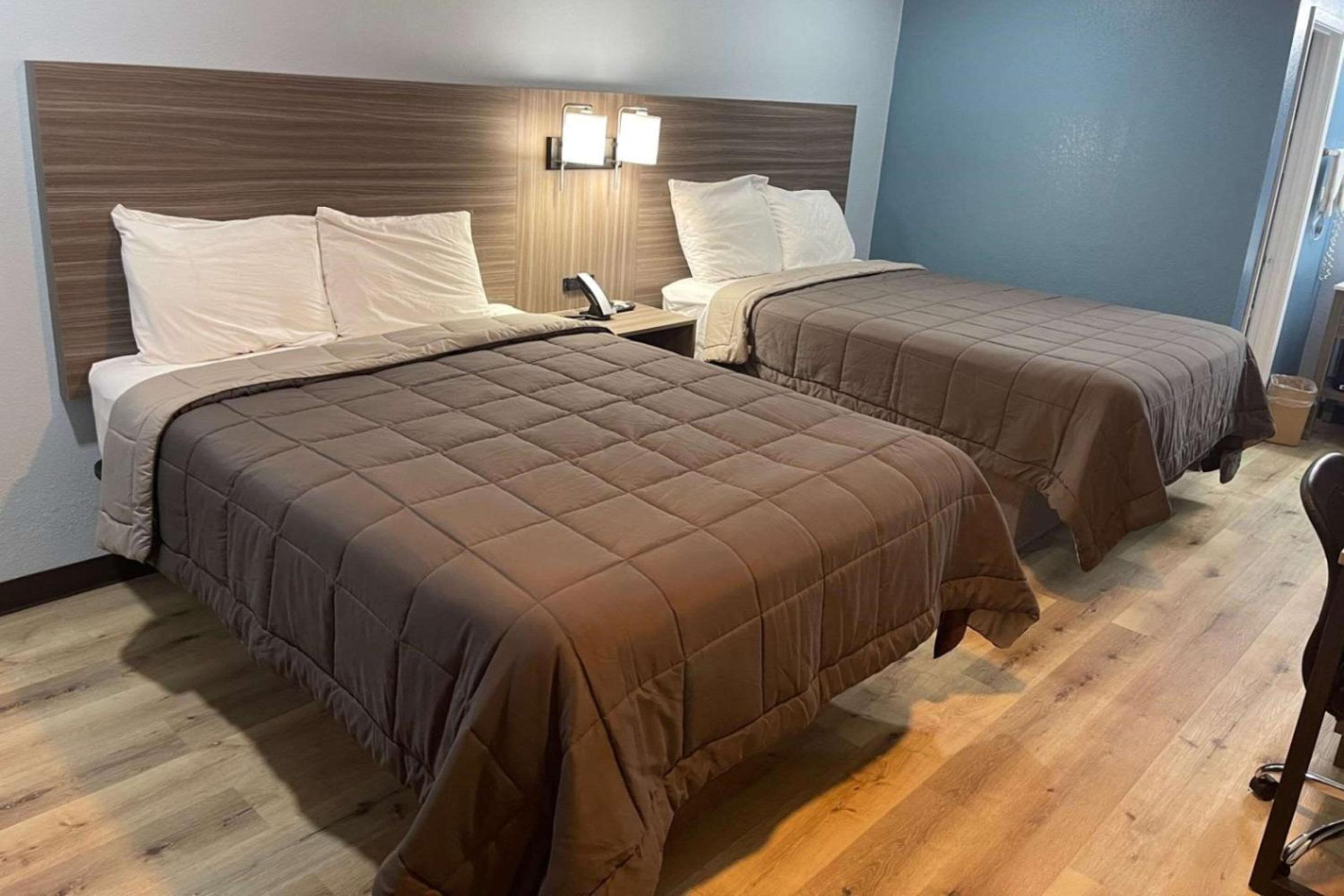 4 Queen Beds - Non Smoking photo 2