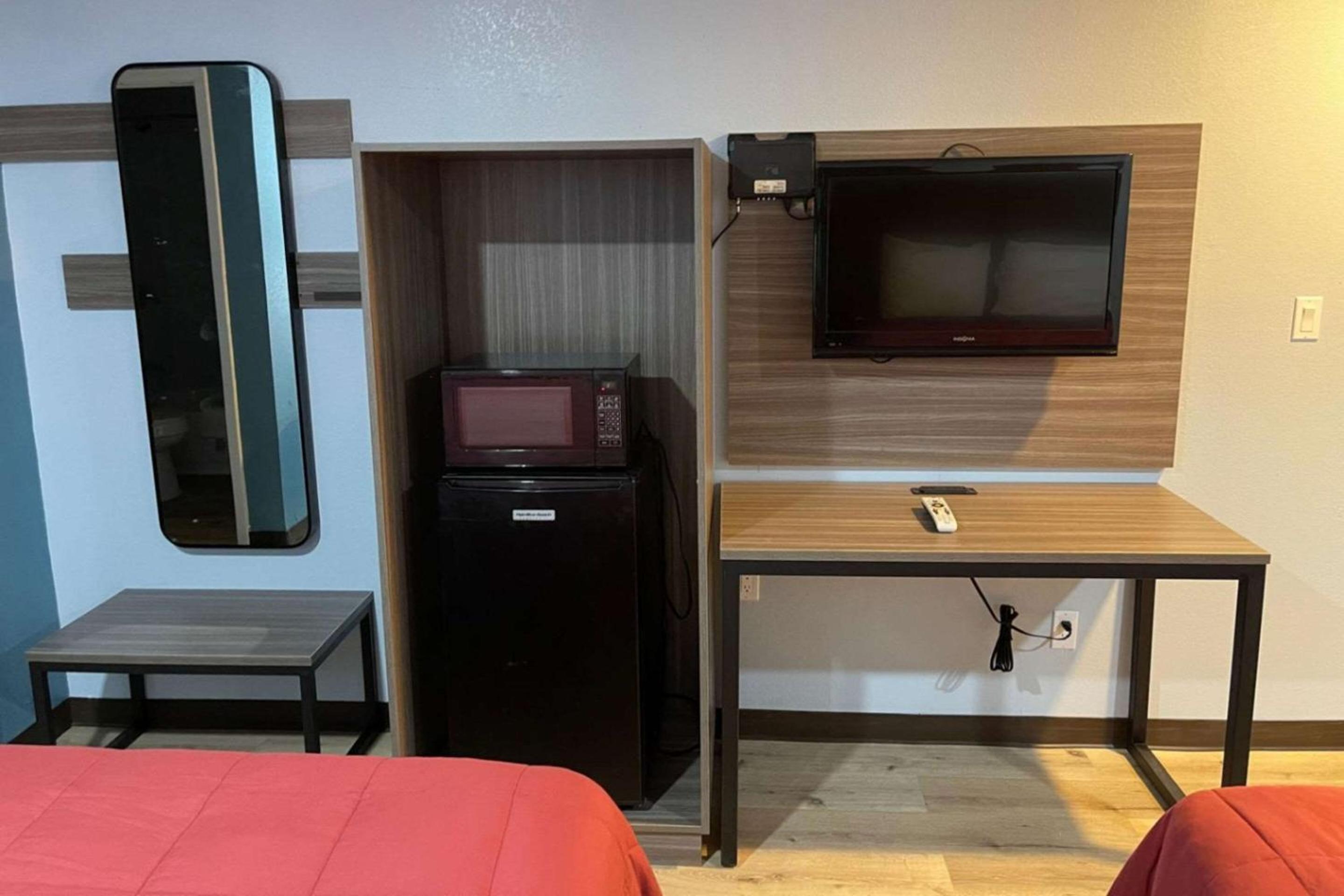 4 Queen Beds - Non Smoking photo 3