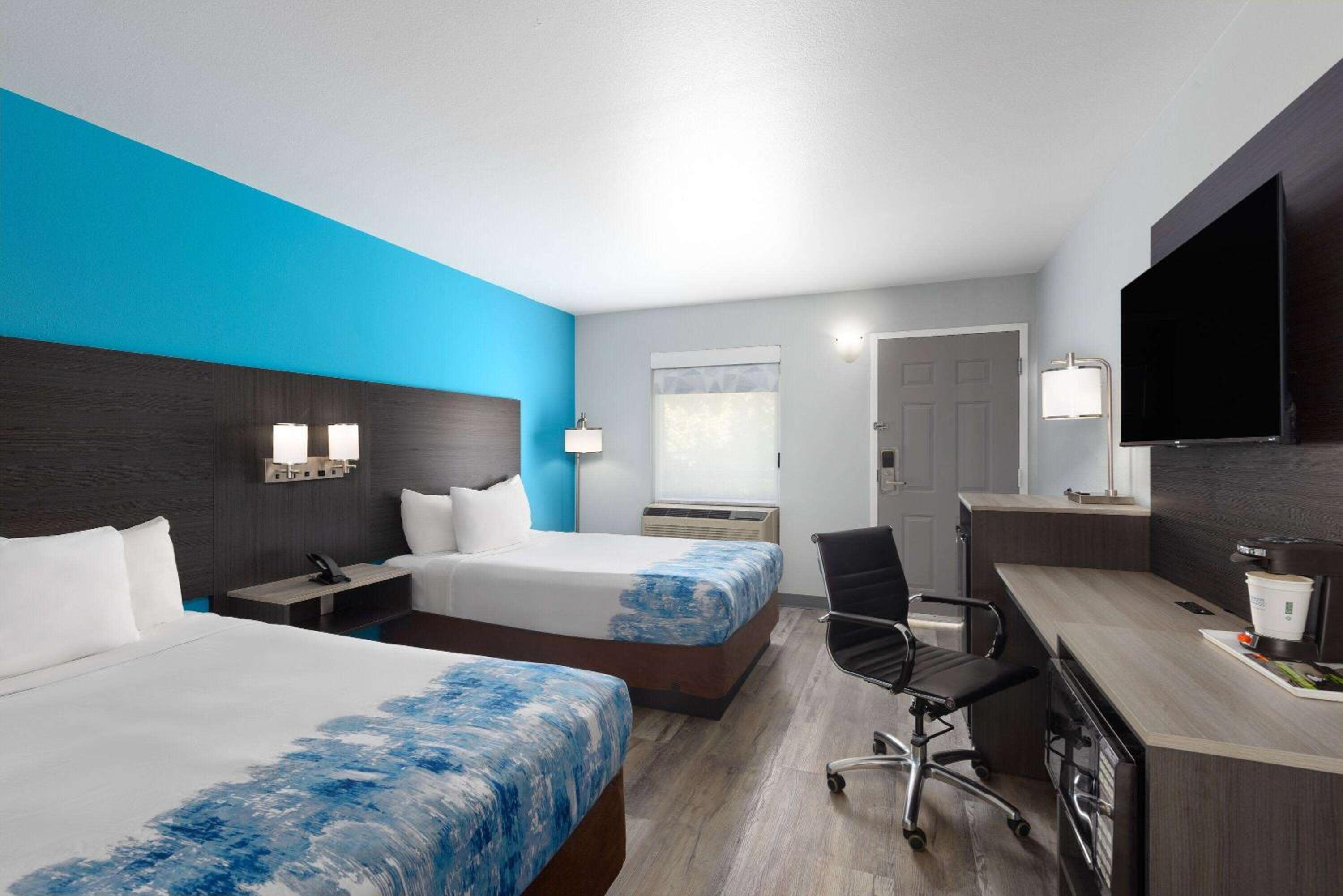 Double Room with Two Double Beds, Mobility/Hearing Access and Tub with Grab Bars, Non-Smoking photo 1