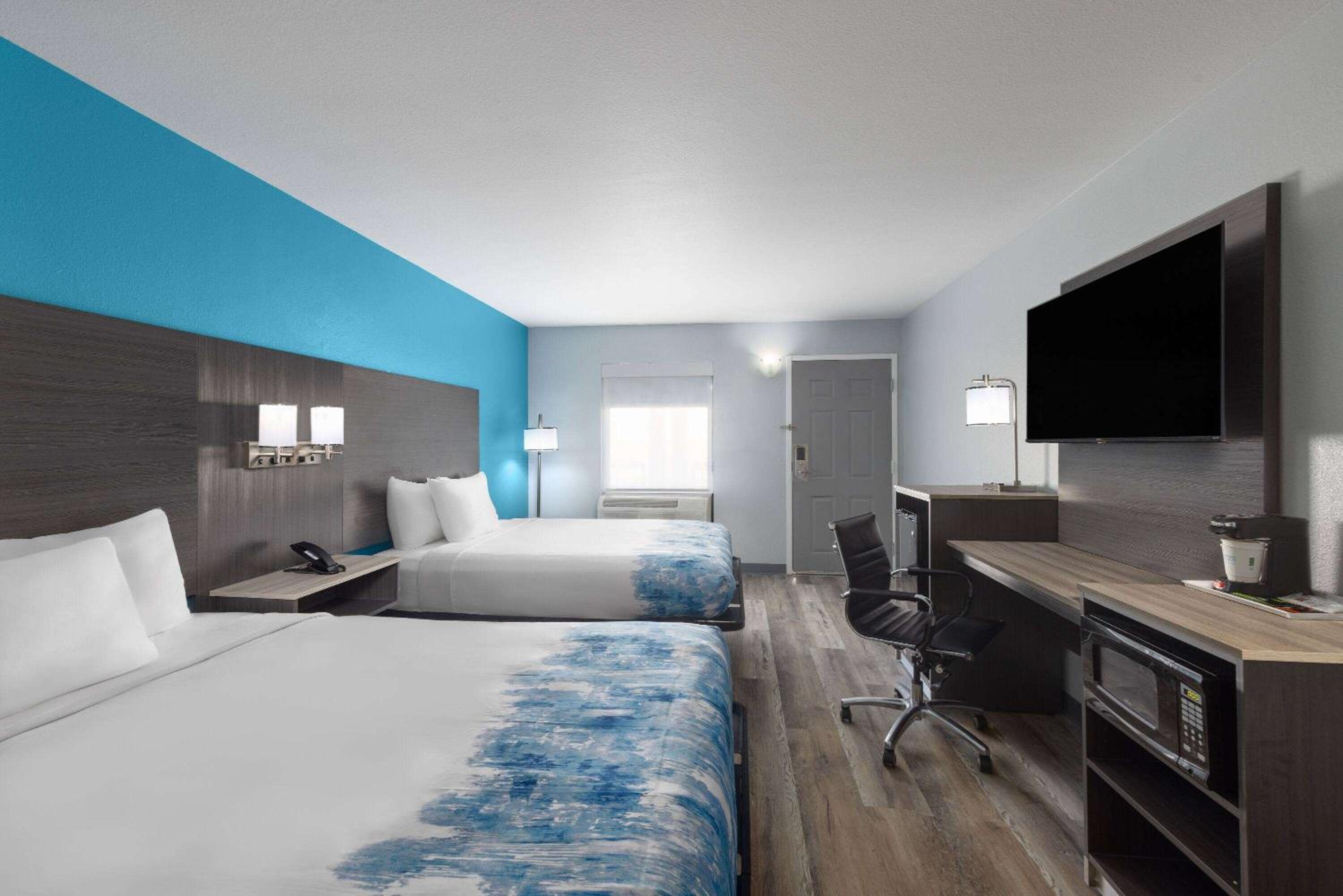 Queen Room with Two Queen Beds - Non-Smoking - Photo 1