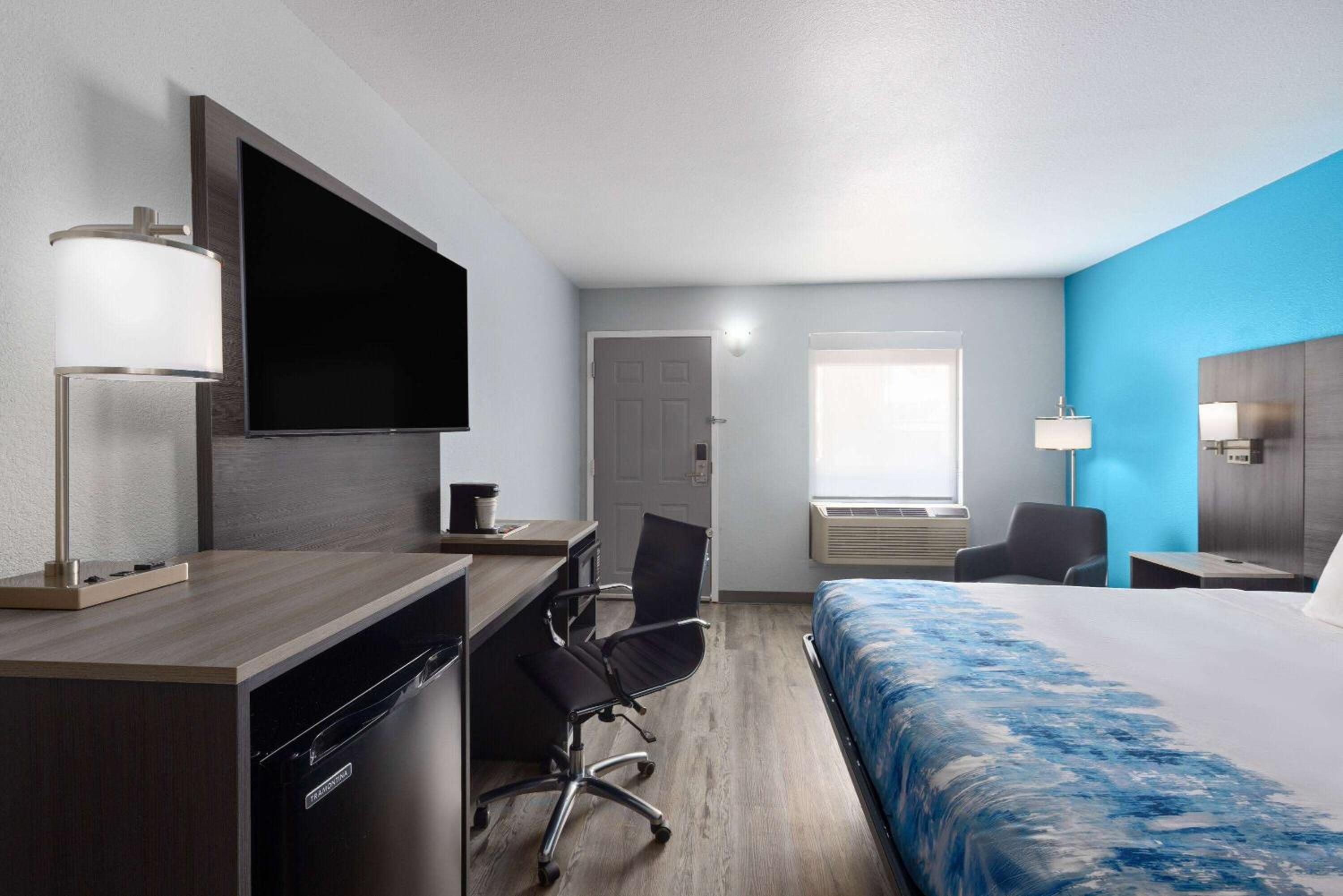 Deluxe King Room - Non-Smoking - Photo 1