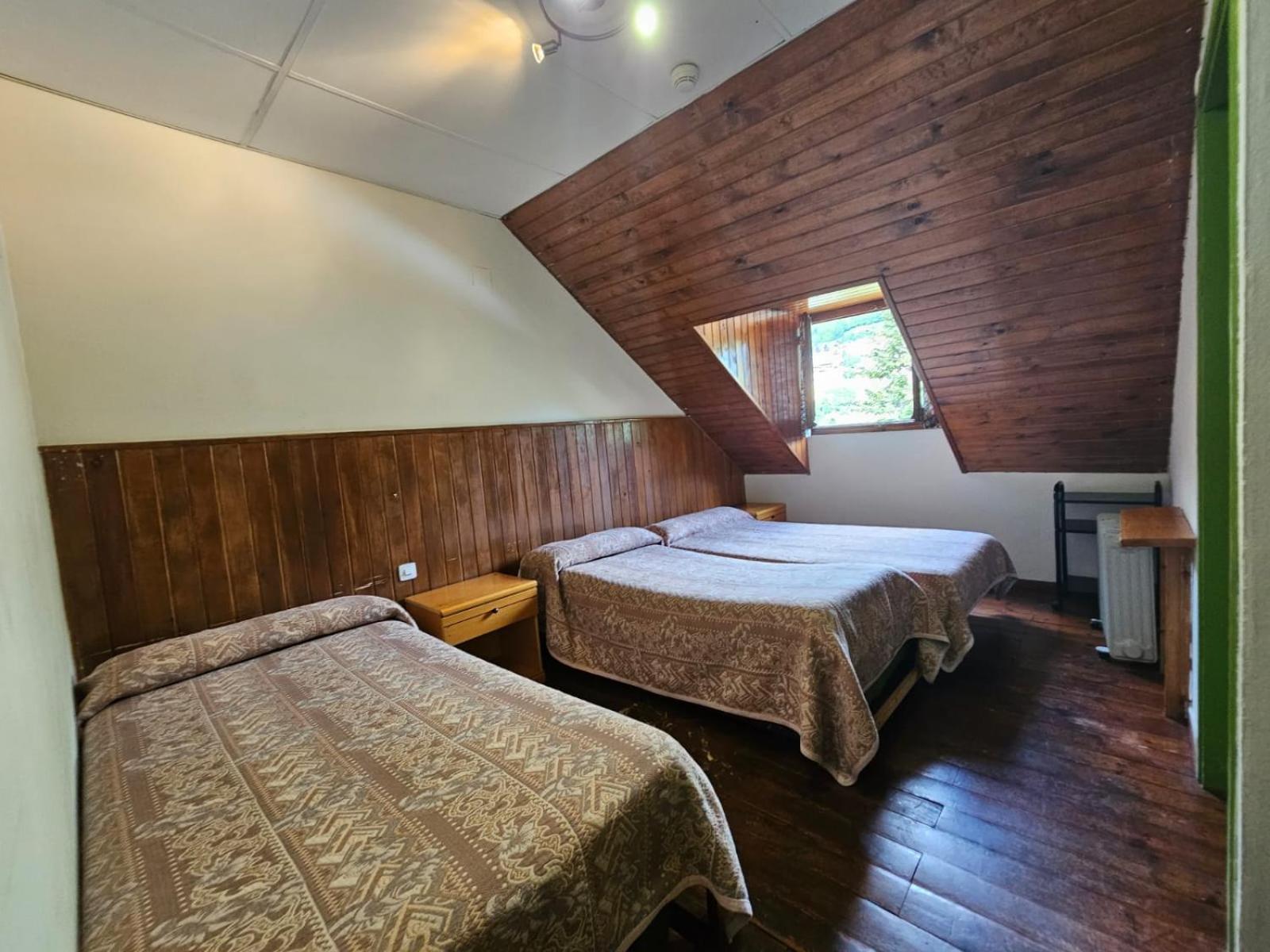 Economy Triple Room - Photo 5