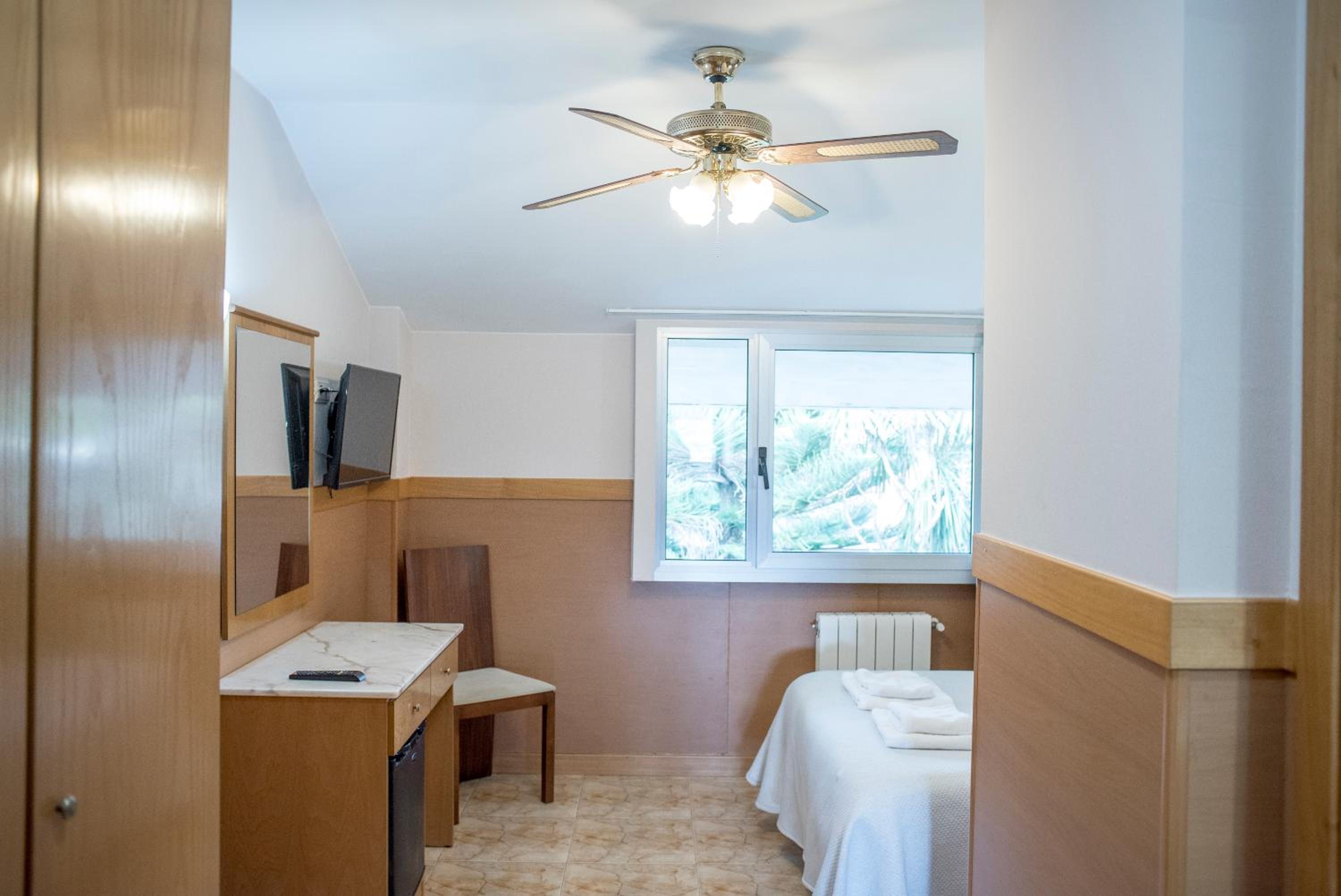 Double or Twin Room - Photo 3